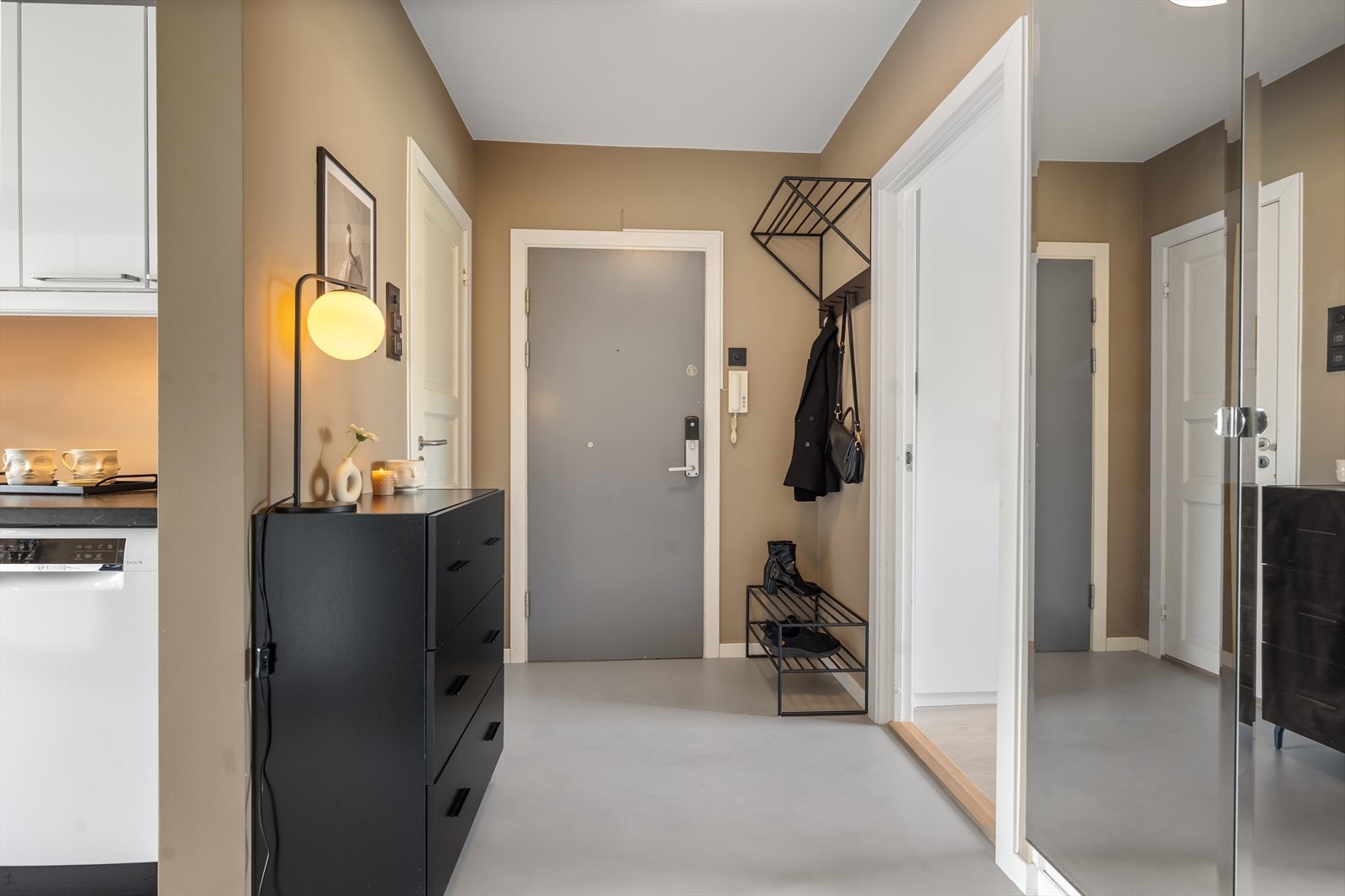 I entréen er det plass til å henge fra seg klær og sette fra seg sko. Galleribilde