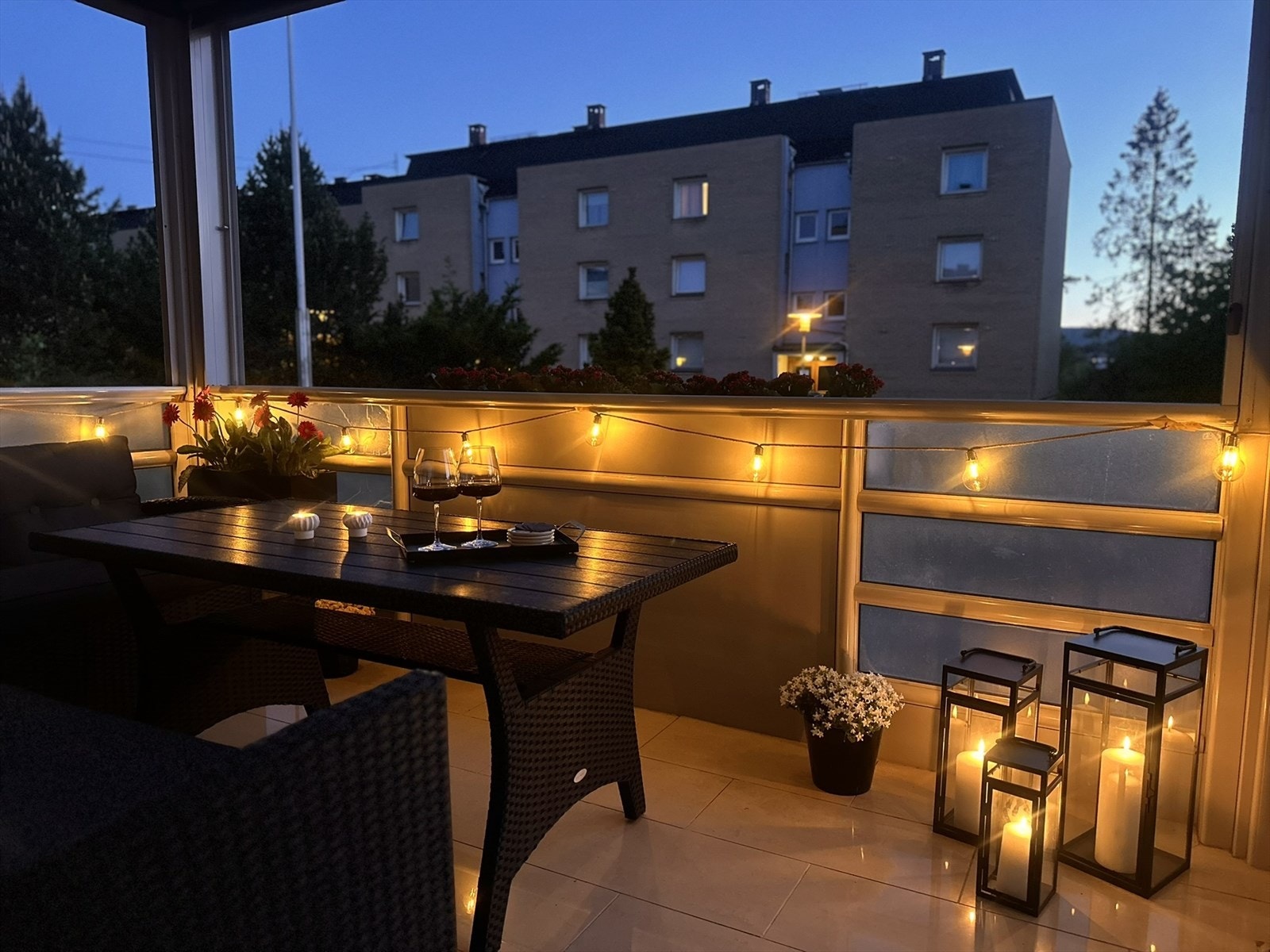 Nyt sommerkveldene på balkongen. Galleribilde