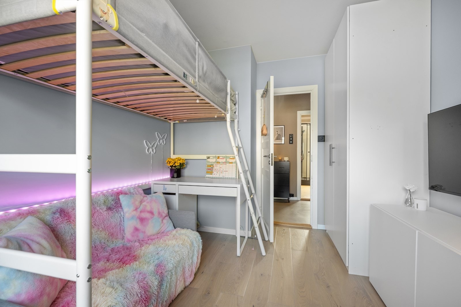 Dette soverommet ligger ved siden av entréen. Galleribilde