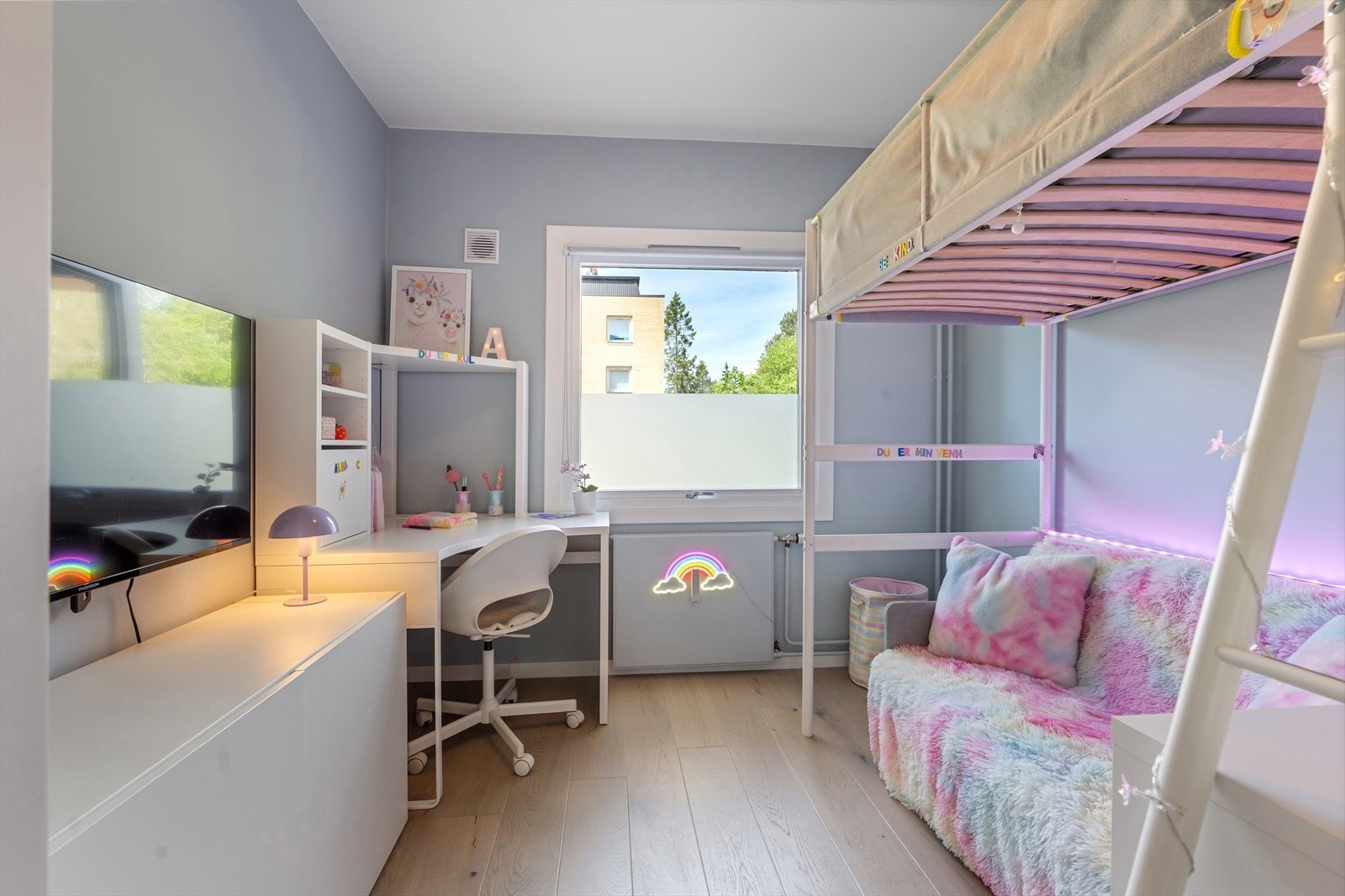 Det er totalt tre soverom i boligen. Her er det ene barnerommet som rommer både, seng, nattbord, skrivepult, garderobeskap og lekeplass eller TV-krok. Galleribilde