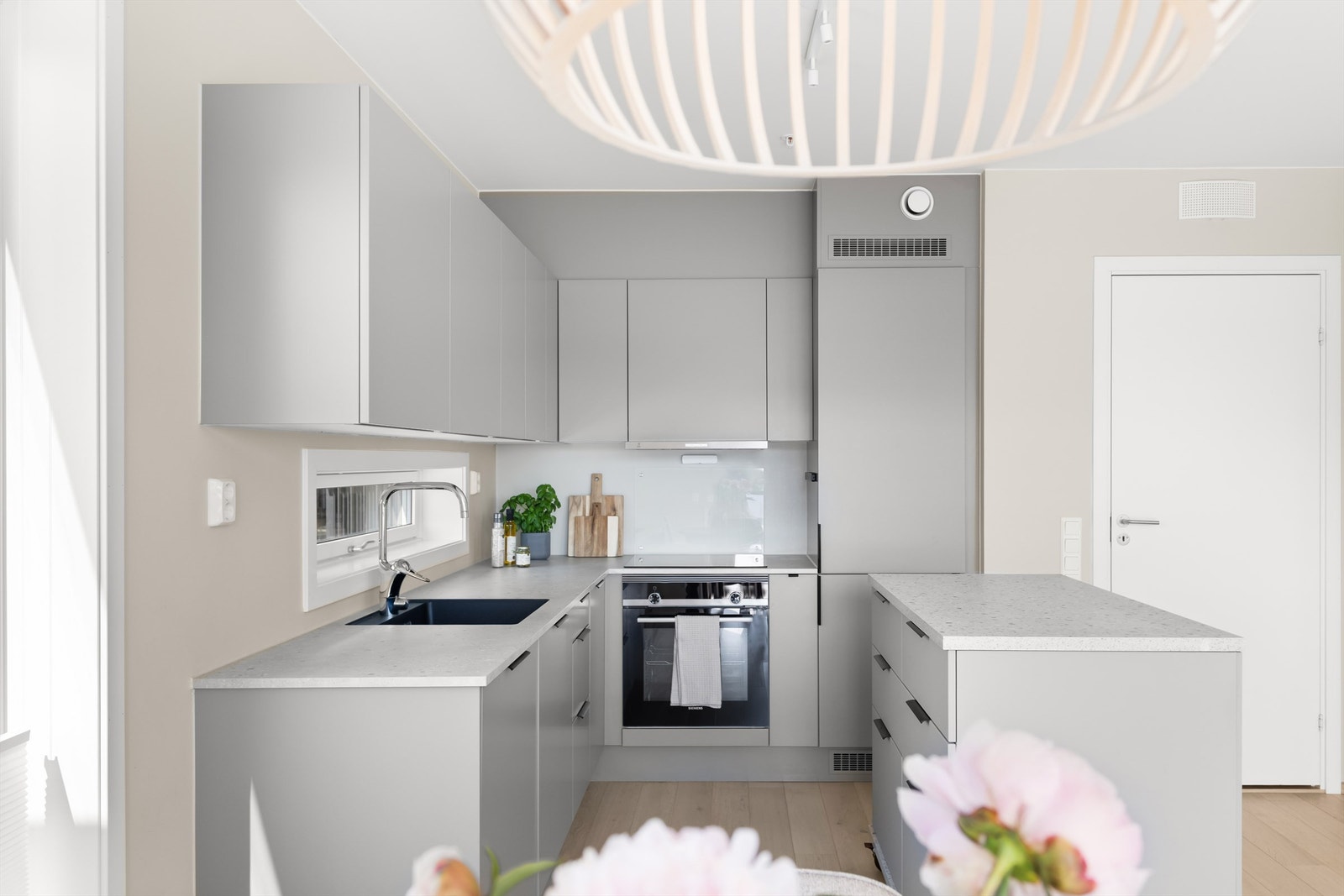 Kjøkkenet er godt utstyrt med integrerte hvitevarer som kjøl-/fryseskap, oppvaskmaskin, komfyr, platetopp og ventilator. Galleribilde
