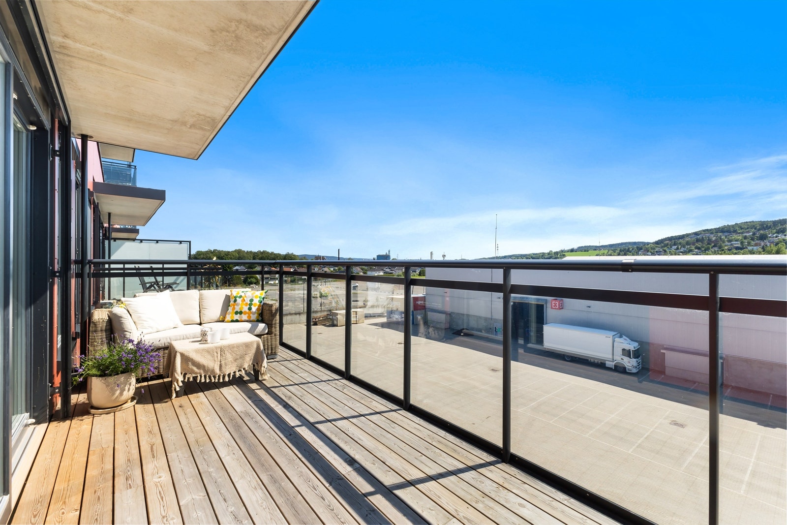 Balkongen har god plass til både spisegruppe og grill. Galleribilde