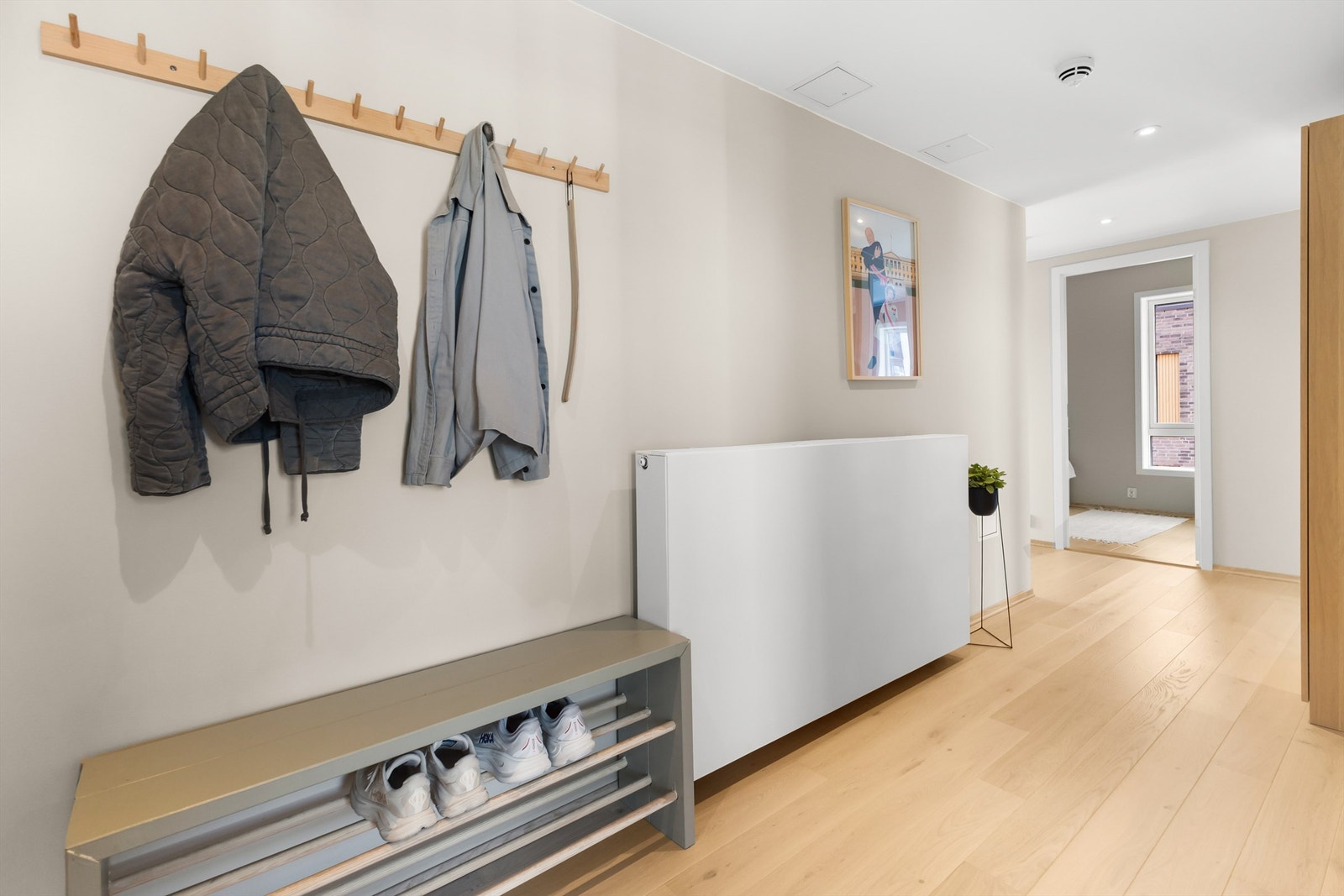 Leiligheten ønsker velkommen med en lys og innbydende entré med et praktisk garderobeskap. Galleribilde