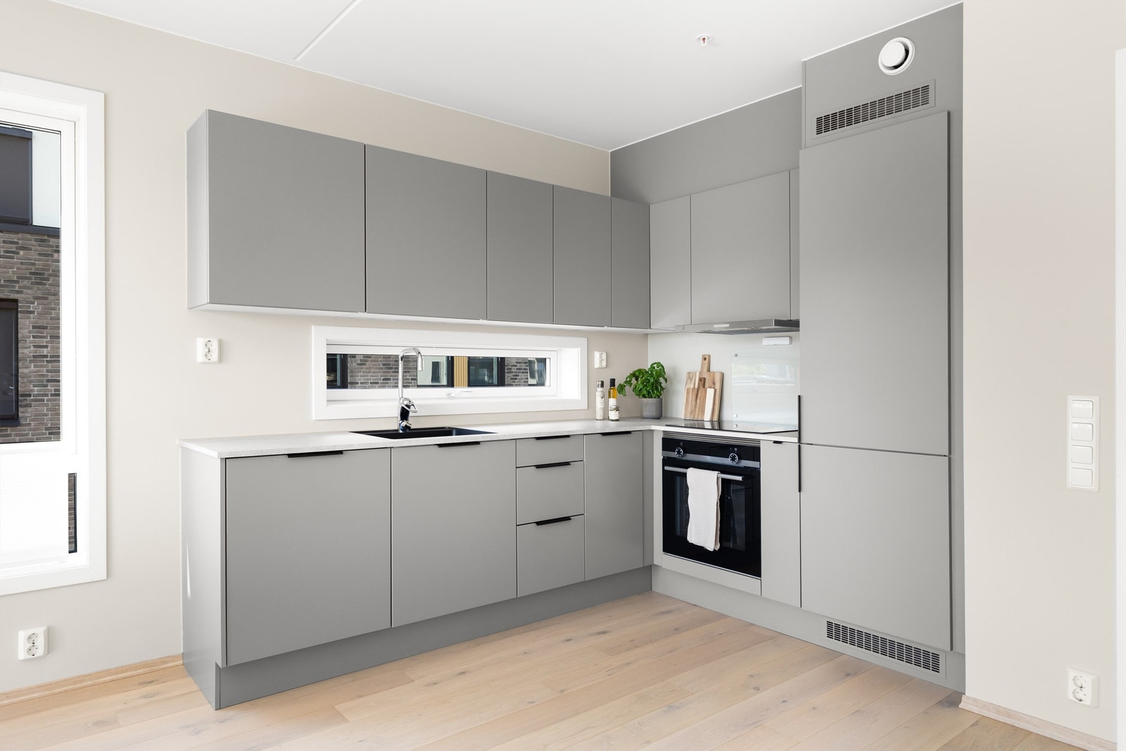 Leiligheten byr på et stilrent og moderne HTH-kjøkken med glatte fronter og slitesterk benkeplate i laminat. Galleribilde