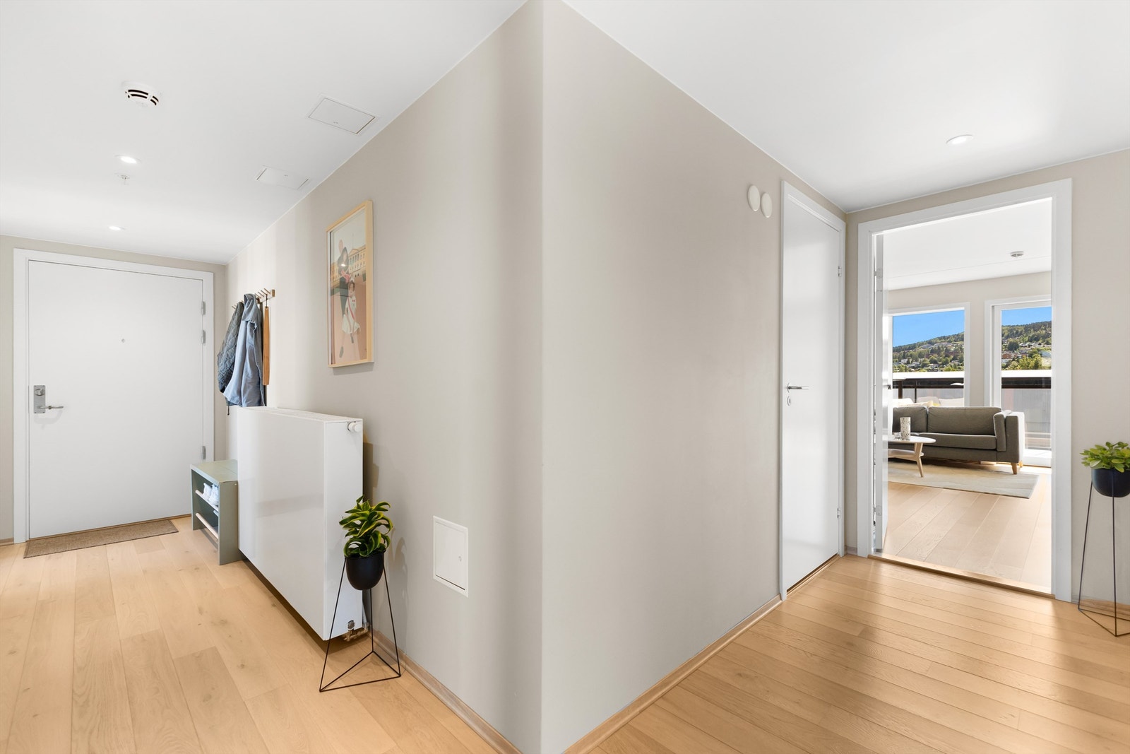 Boligen har en gjennomgående planløsning med slette vegger og moderne 1-stavs parkett, som gir et stilrent preg og et godt førsteinntrykk. Galleribilde