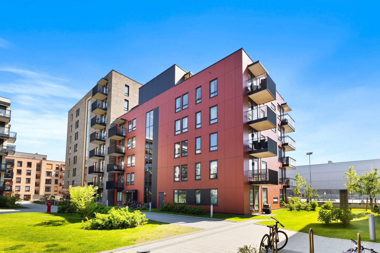 Fra leiligheten er det kort gangavstand til togstasjon og sentrum av Lillestrøm - mer bekvemt blir det ikke! Galleribilde