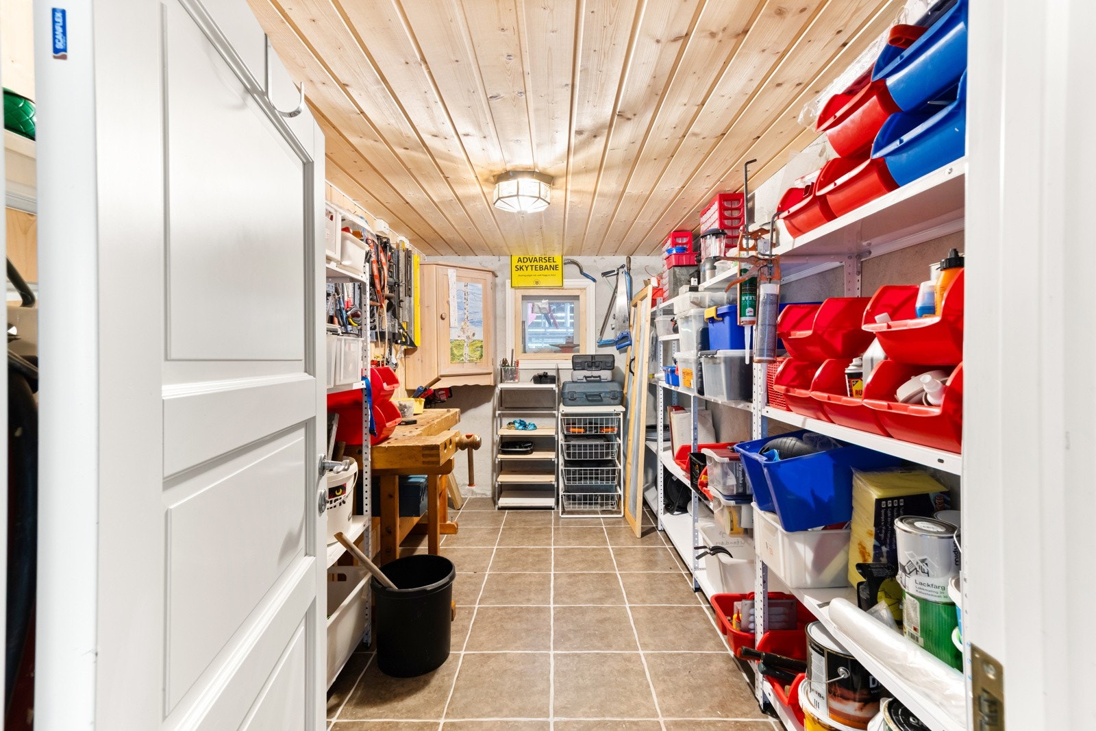 Store bodareler, her fra "snekkerboden". Godt med hyller og mulighet for oppbevaring og egen snekkerbenk Galleribilde