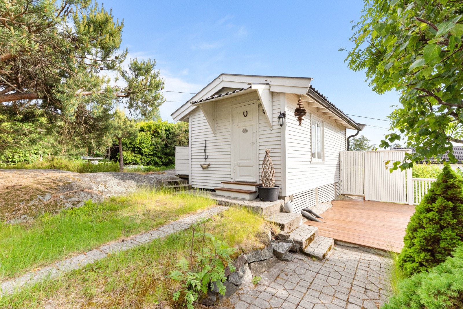 Anneks med innlagt sommervann. Perfekt for ungdom eller gjester! Dobbelseng, servant og øvrig møblement kan medfølge. Galleribilde