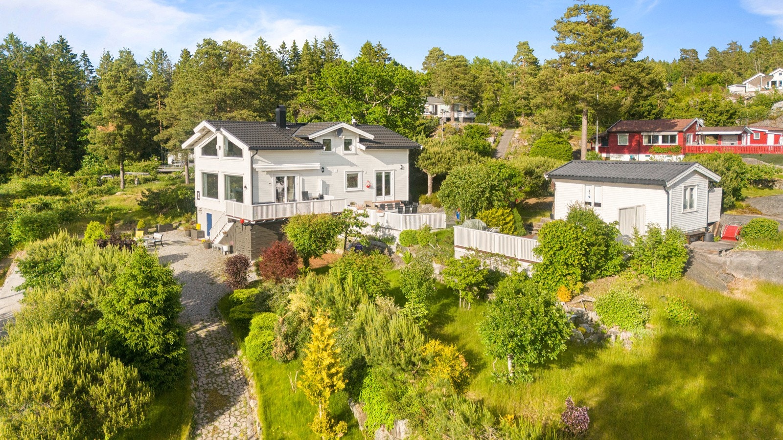 Grusveien utenfor bildet til venstre kan benyttes med ATV, golfbil etc for frakt av varer etc. Galleribilde