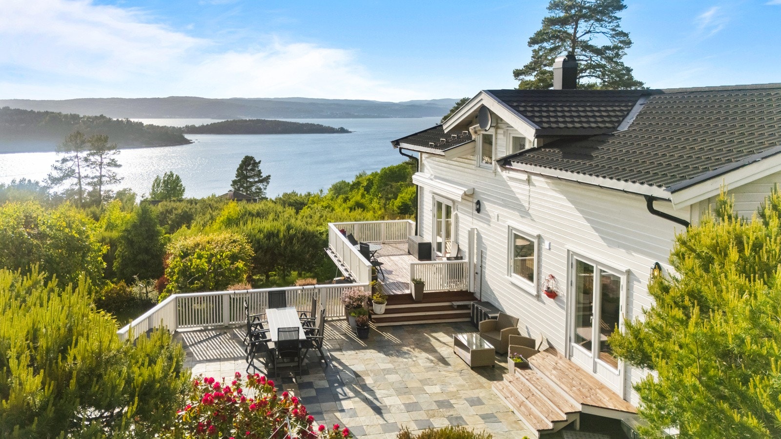En ekte sommerperle med store og solrike uteplasser og fantastisk fjordutsikt. Galleribilde