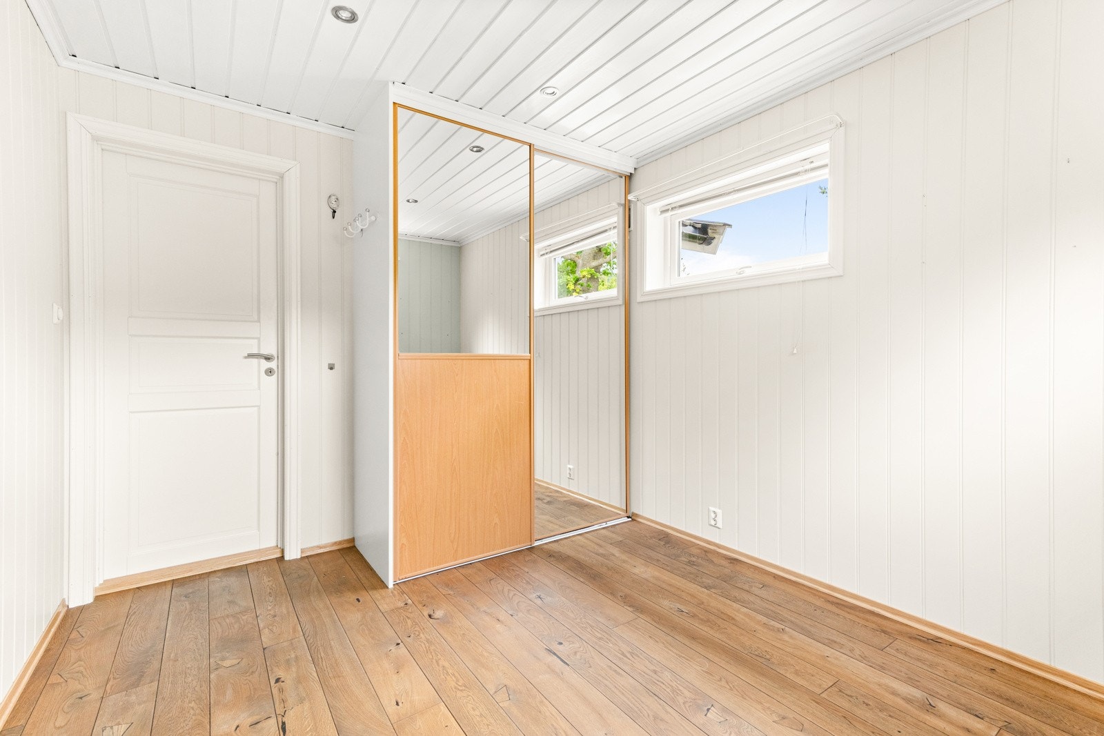 Medfølgende garderobe. Her kan man bo på èn flate. Galleribilde