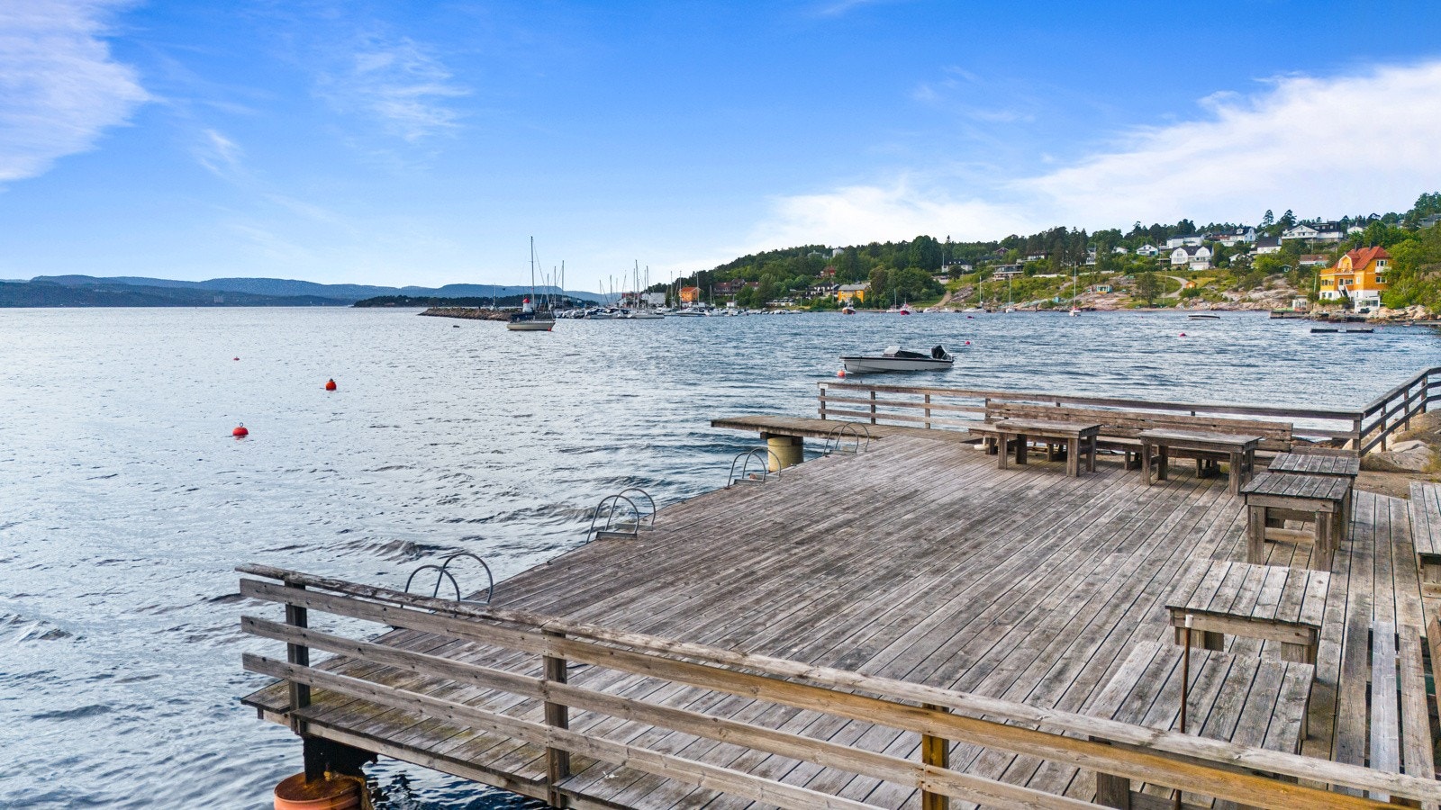 Felles eiet brygge i vellet med stupebrett og eget båtfeste. Privat, låsbart oppbevaringsskap til fiskestang, redningsvester etc. Galleribilde