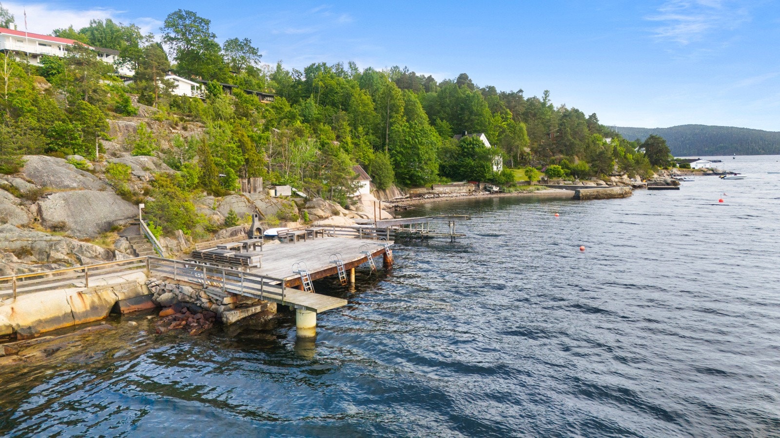10 minutters gange til stor felles eiet brygge med eget båtfeste (bøye), stupebrett og eget låsbart oppbevaringsskap. Galleribilde