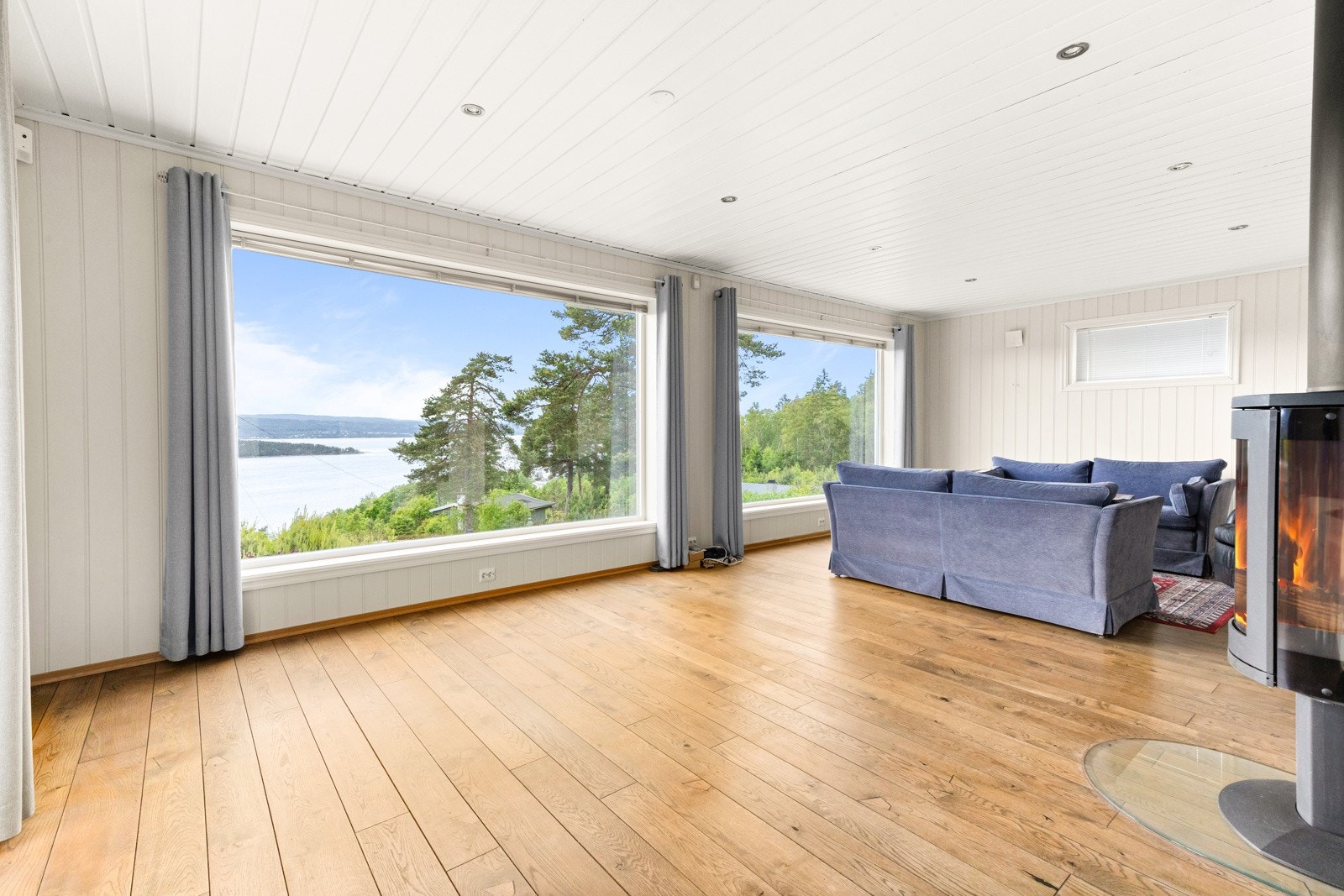 God plass til sofagruppe og spisebord. Plass til langbord ved behov. Galleribilde