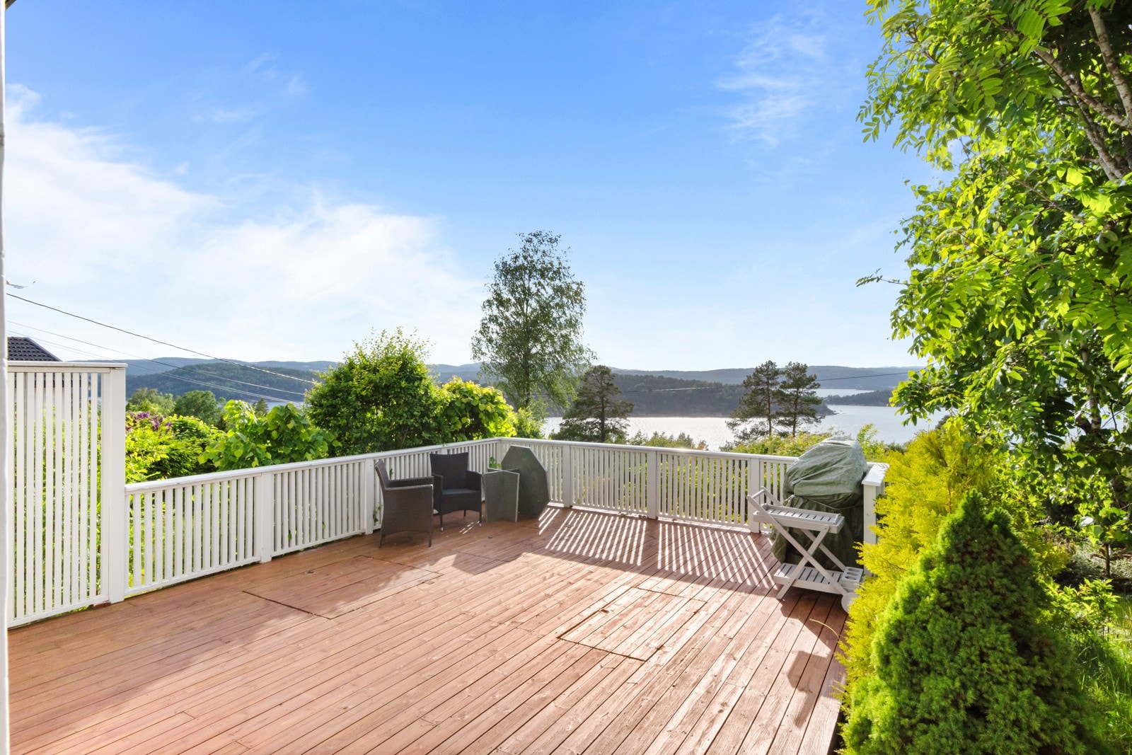 Stor og solrik terrasse til annekset med den samme fantasiske fjordutsikten. Galleribilde