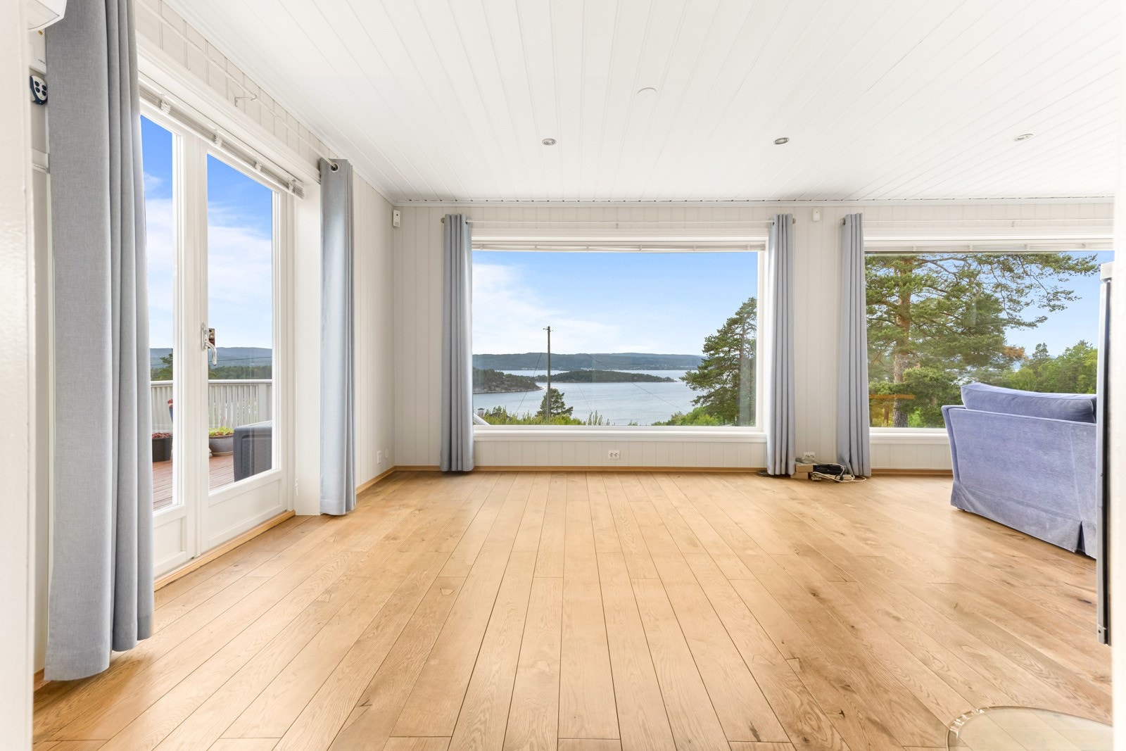 Store vindusflater slipper lyset inn og gir utsyn til den fantastiske utsikten. Galleribilde