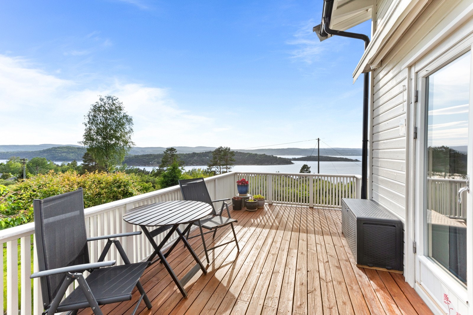 Terrasse med adkomst fra stuen og fra steinlagt uteplass. Her er det montert markise. Galleribilde
