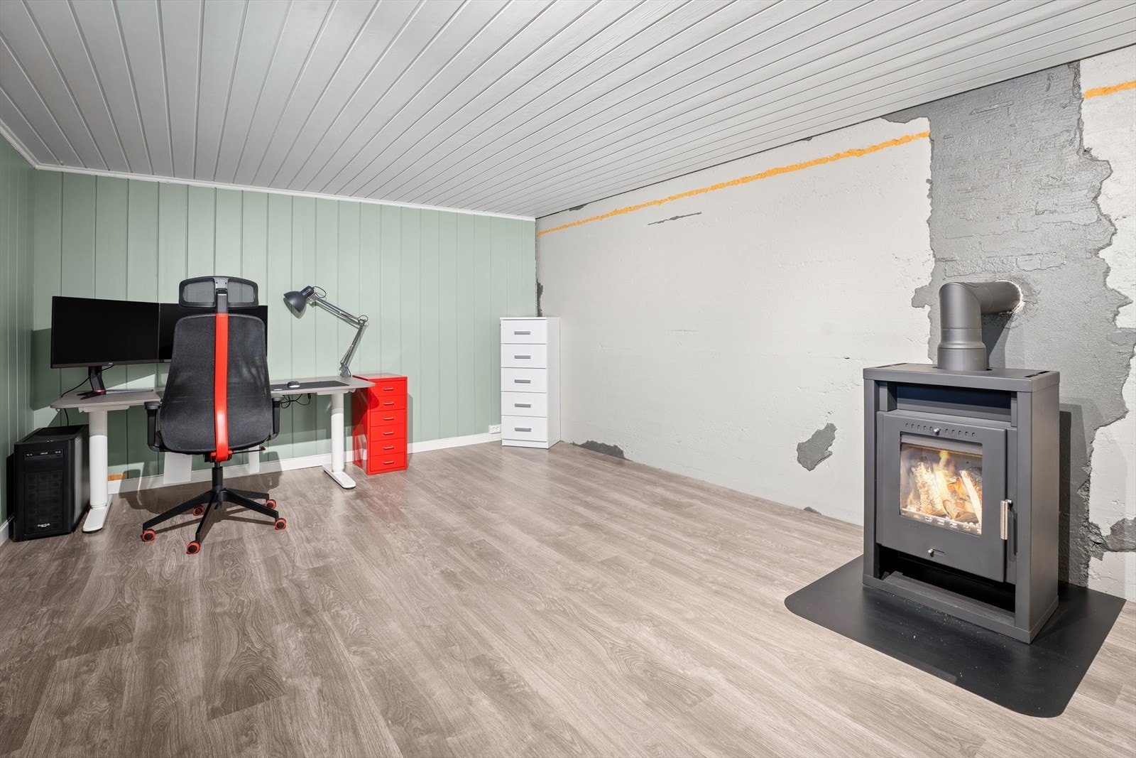 Rommet varmes opp ved hjelp av vedovn. Rommet fikk ny vedovn i 2020 Galleribilde