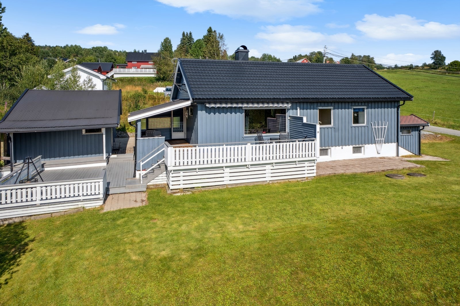 Boligen har flere terrassesoner etablert rundt huset for best utnyttelse av sommerværet Galleribilde