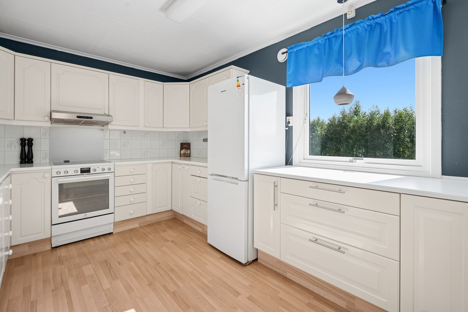 Romslig kjøkken med god skap- og benkeplass Galleribilde