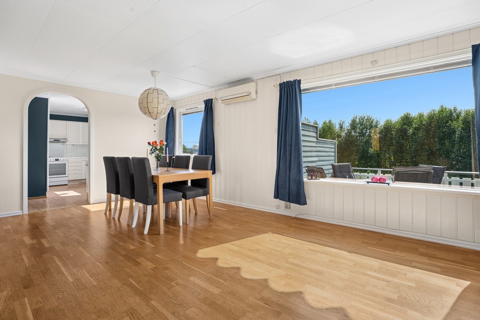 Romslig stue gir plass til flere soner og møbleringsmuligheter Galleribilde