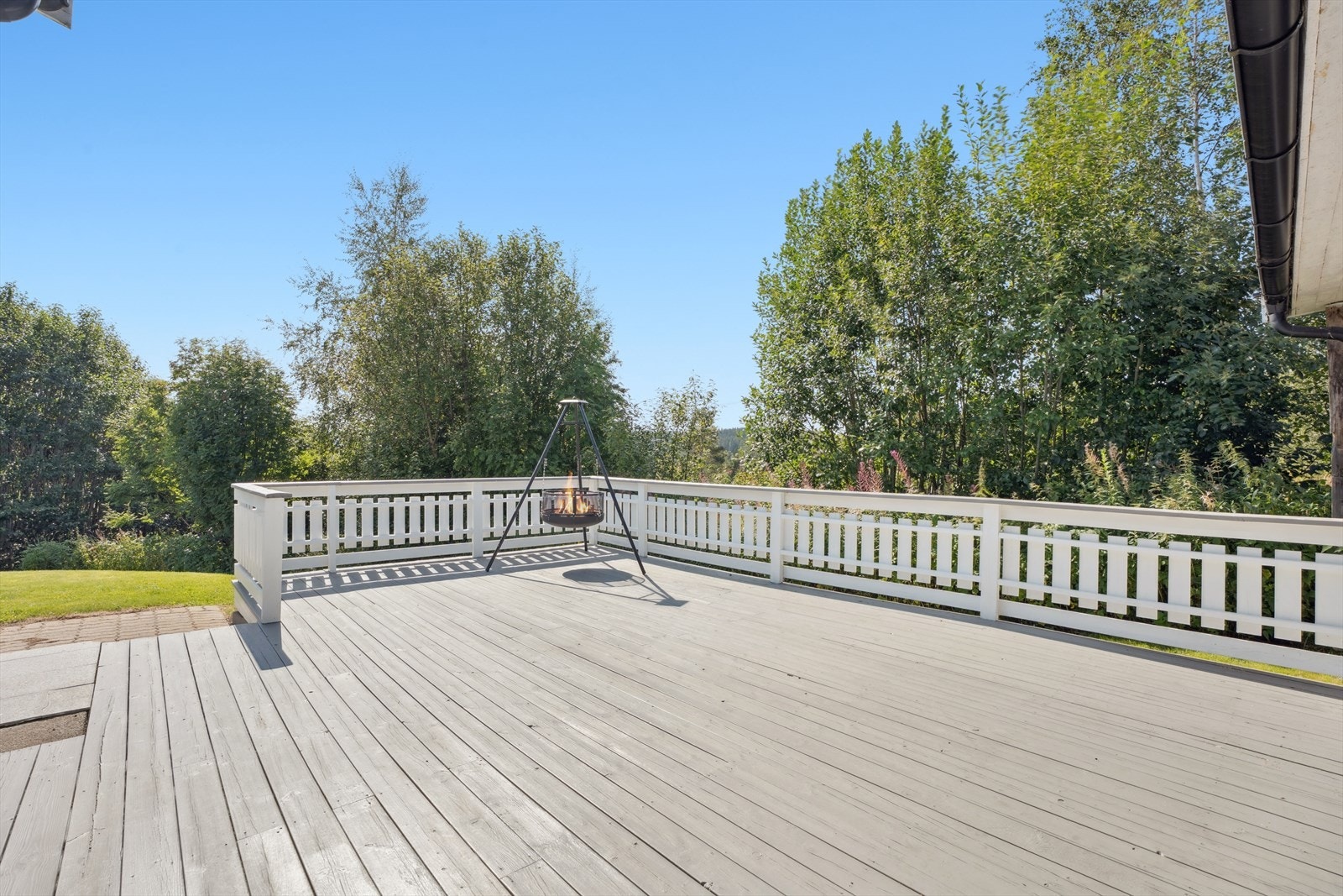 Terrasseområde mellom bolig og garasje Galleribilde