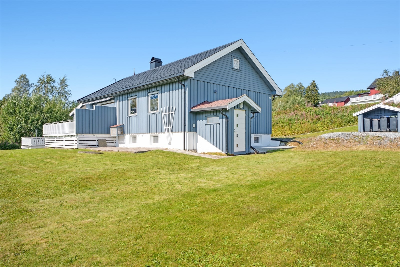 Uteområde med inngang til kjelleretasjen. Galleribilde