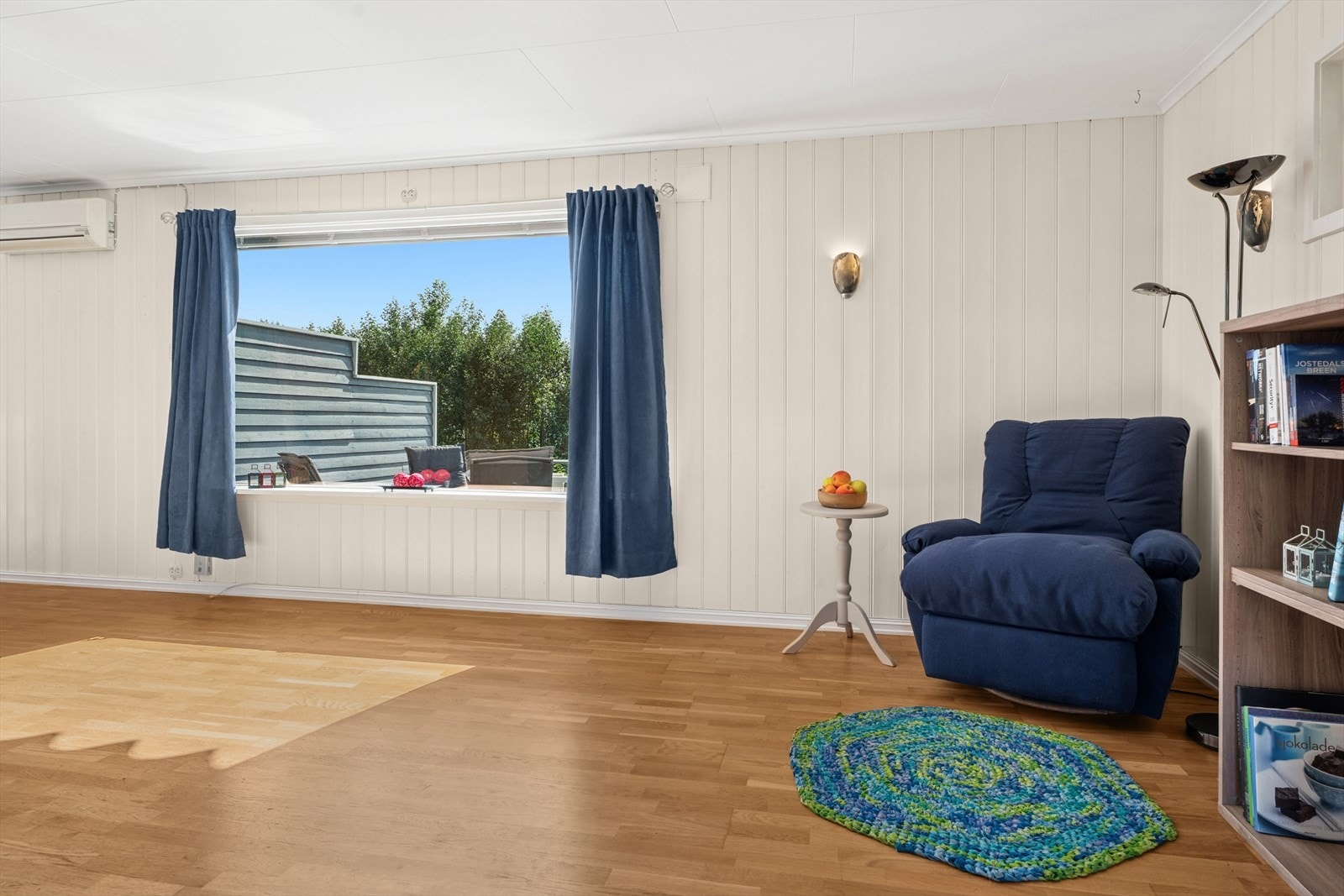 Store vindusflater bidrar til godt med lys i rommet. Galleribilde