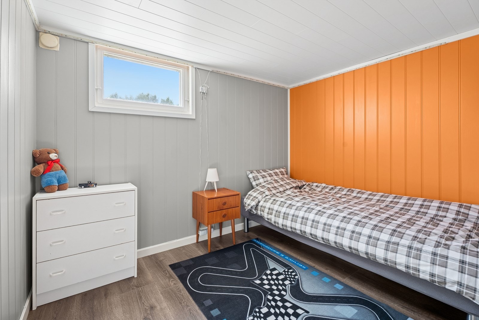 To av rommene her nede har vært benyttet til soverom, men er originalt kun godkjent til brensel og matbod. Se pkt ferdigattest i salgsoppgave. Galleribilde