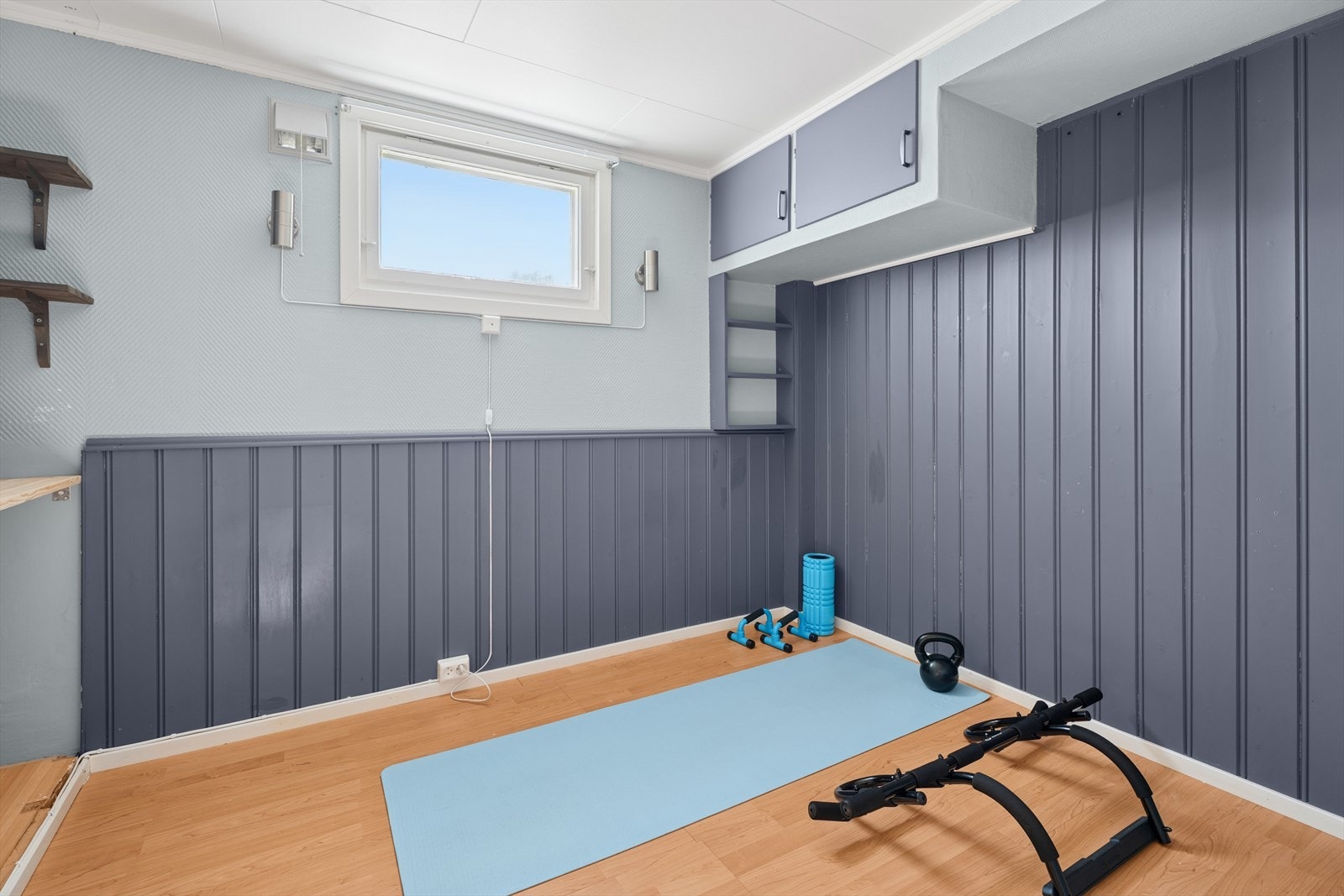 To av rommene her nede har vært benyttet til soverom/treningsrom, men er originalt kun godkjent til brensel og matbod. Se pkt ferdigattest i salgsoppgave. Galleribilde