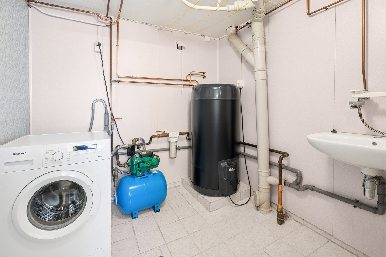 Teknisk rom med vaskemaskin og utslagsvask. Ny smart-bereder i 2022. Galleribilde