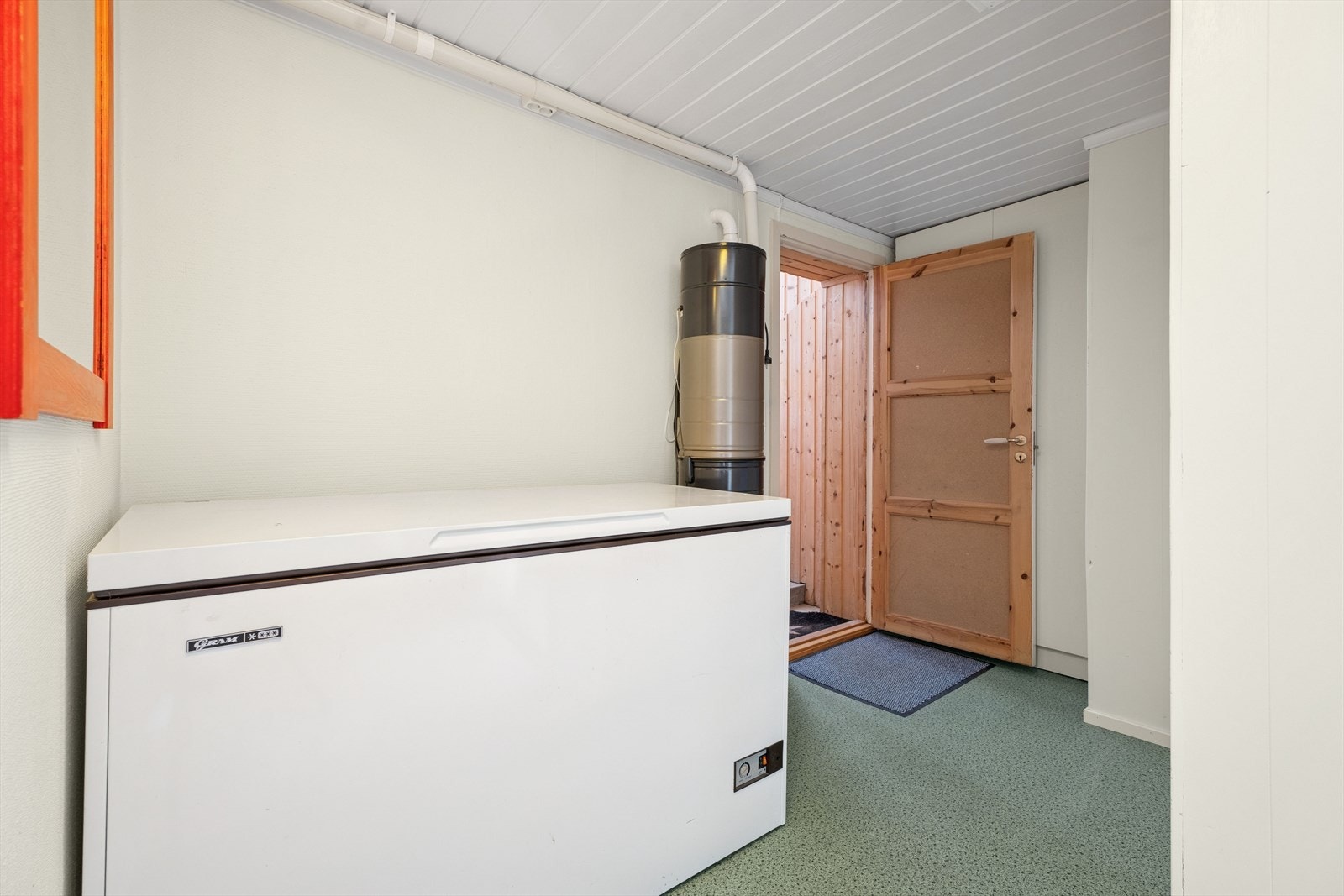 Underetasjen har i tillegg til trapp fra stuen adkomst via egen inngang. Galleribilde