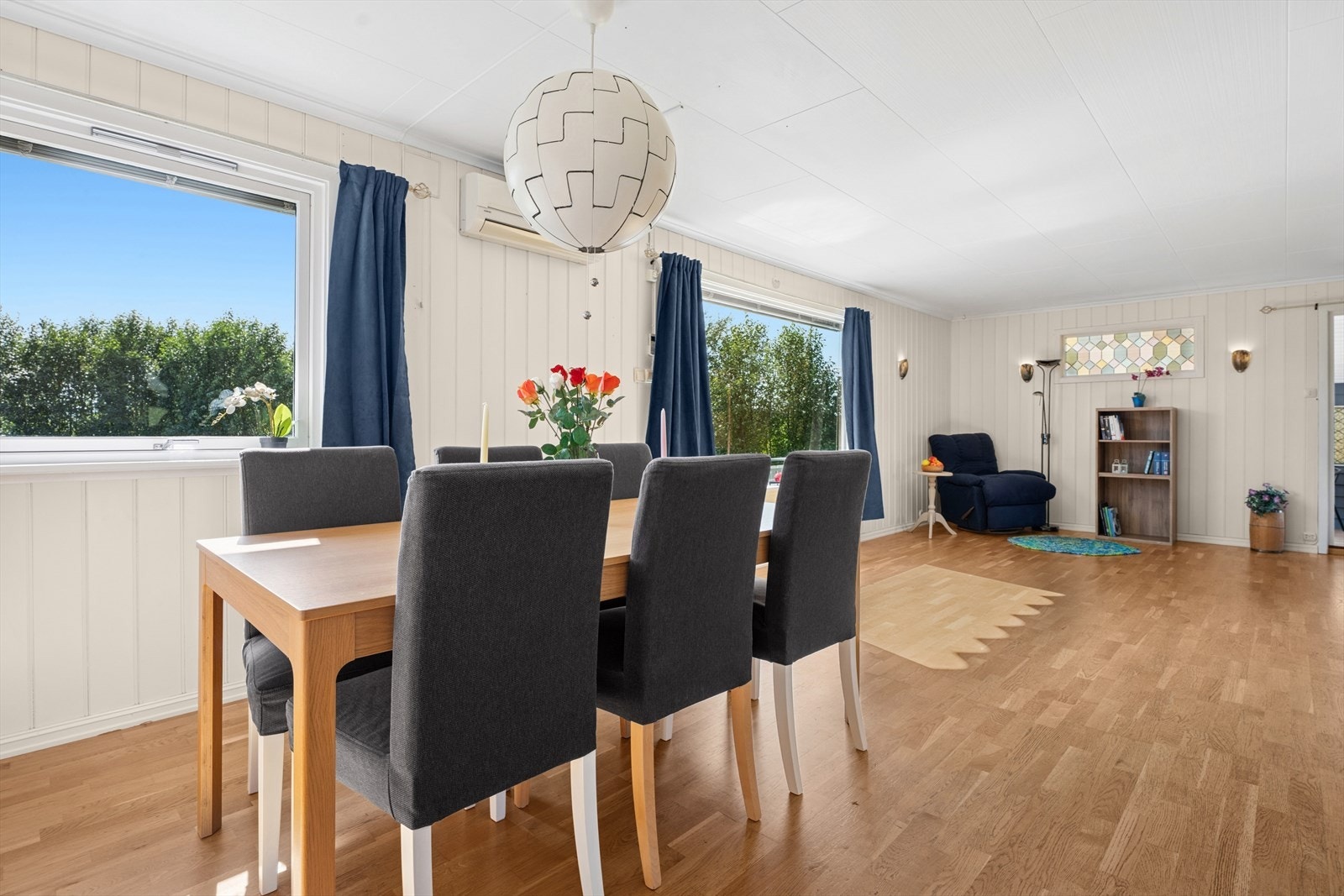 Rommet varmes opp ved hjelp av både varmepumpe fra 2005 og vedovn. Galleribilde