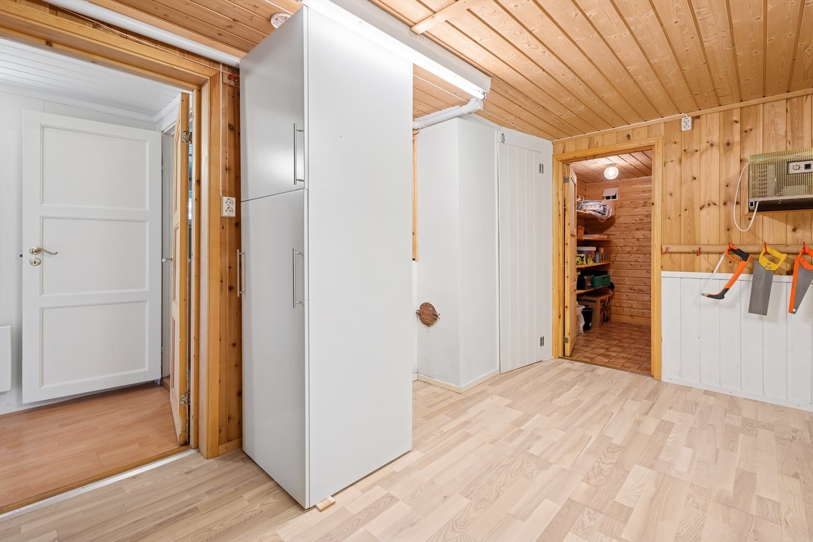 Kjeller med flere store bodrom. På tegninger er dette rommet en blindkjeller, men er nå innredet med boder og kjølerom. Kjølerom er benyttet som bod, og det er ukjent hvordan kjøleaggregat fungerer Galleribilde