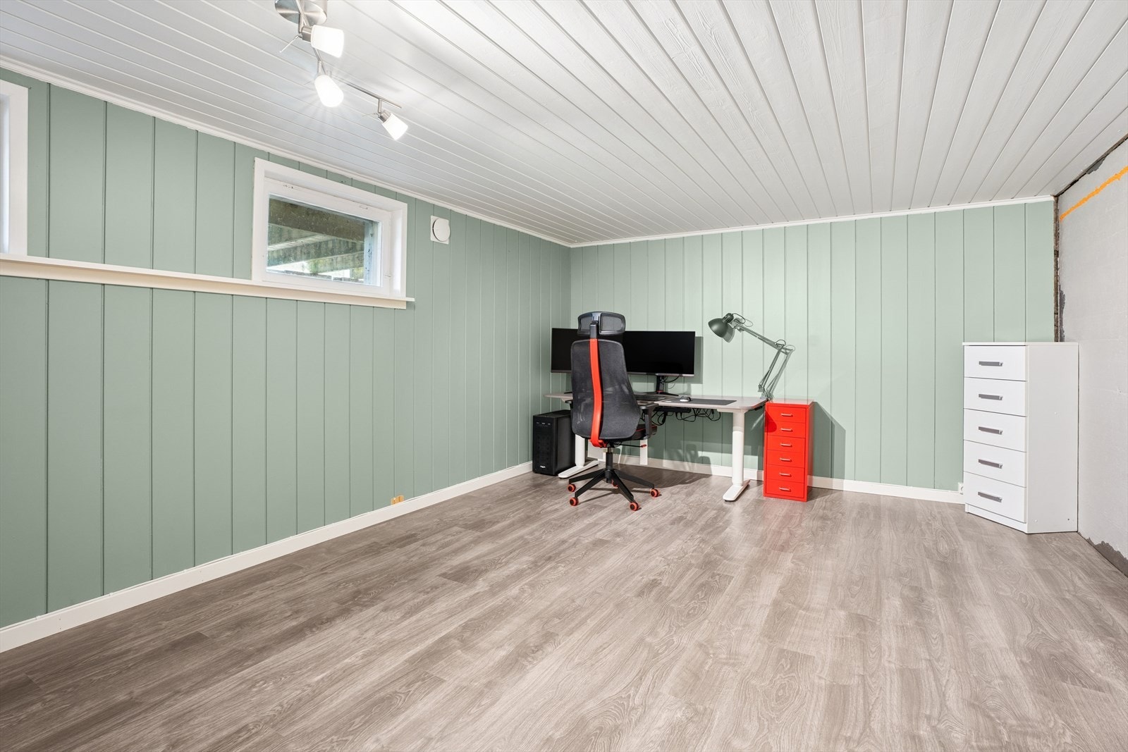 Boligen har et stort hobbyrom(benyttes til kjellerstue) i kjelleren Galleribilde