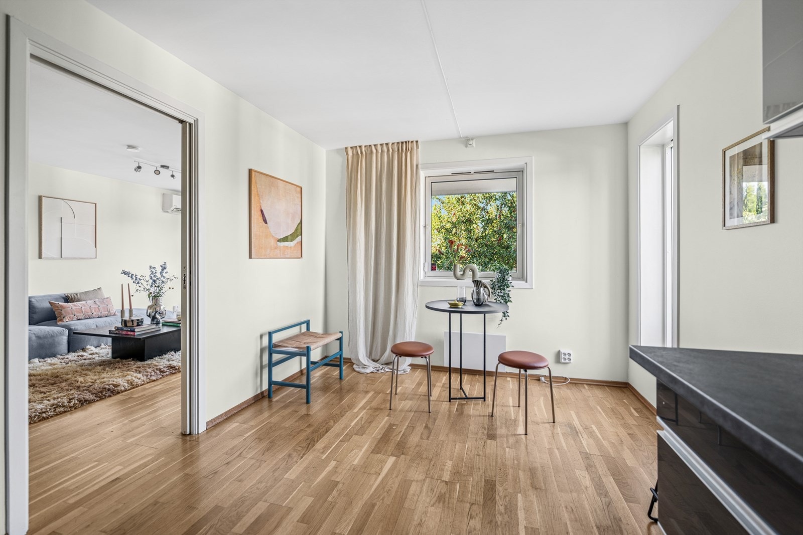 På kjøkkenet har man plass til en spisegruppe, hvor man kan nyte måltidet med nydelig utsikt. Galleribilde