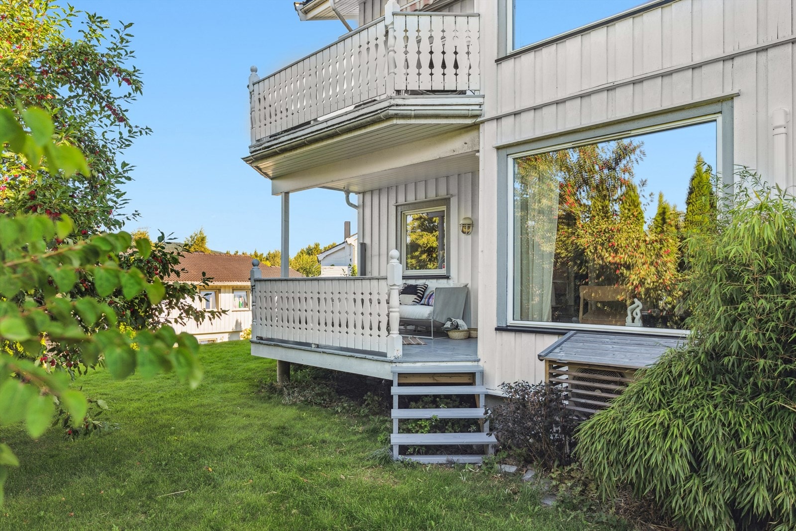 Terrasse har egen utgang bak huset. Galleribilde