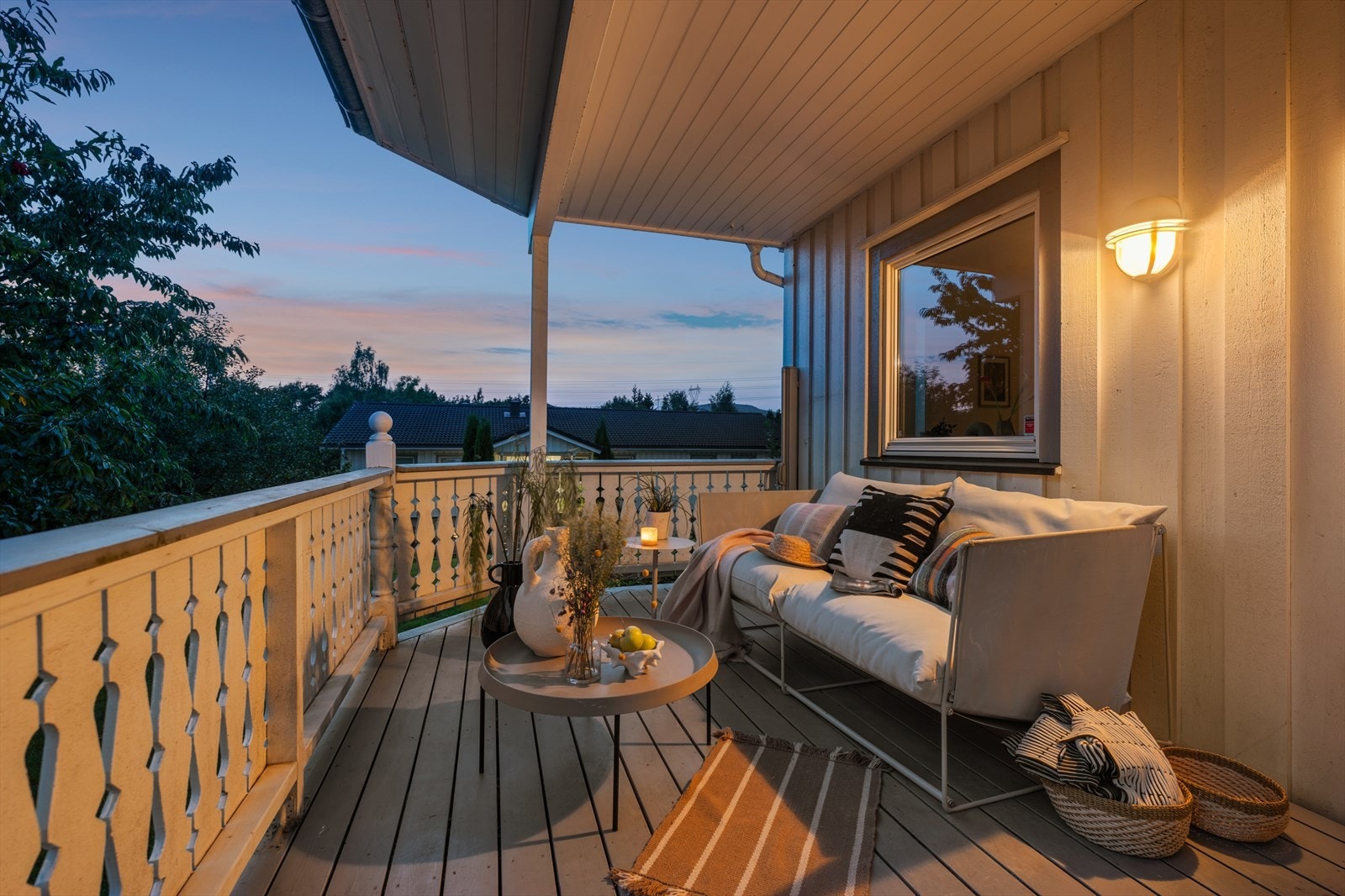 Fra kjøkkenet har du utgang til boligens romslig terrasse. Galleribilde