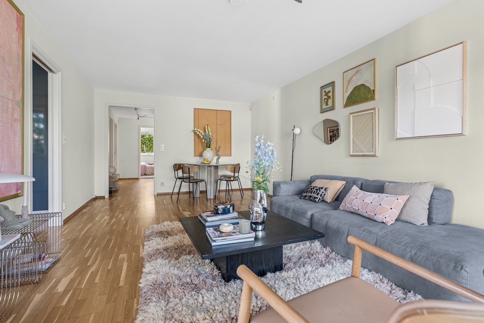 I tilknytting til stuen har du også plass til et hyggelig spisebord, som kan slås ut perfekt for sosiale sammenkomster. Galleribilde