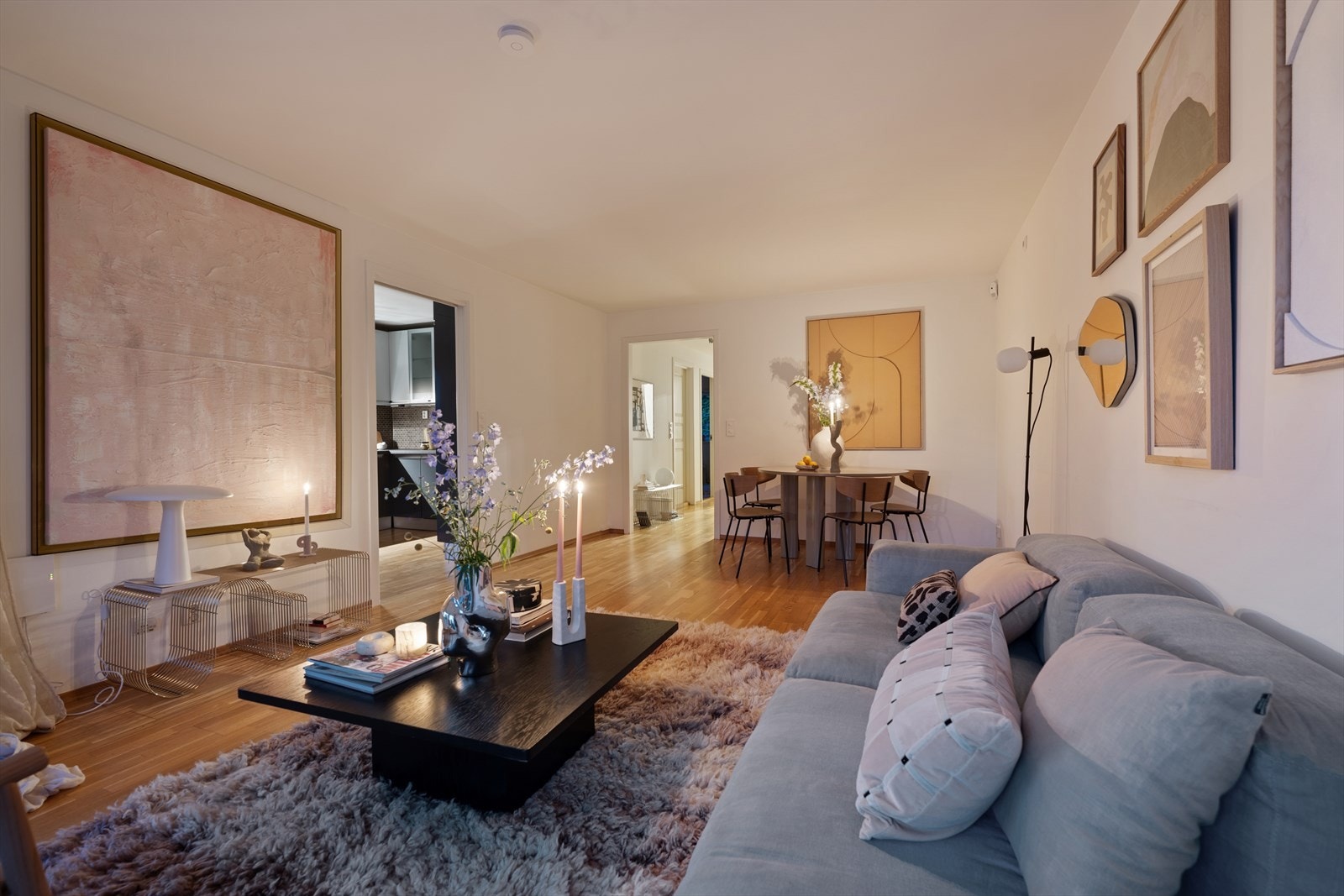 Stuen er av god størrelse og imponerer umiddelbart med en luftig atmosfære og delikate fargetoner. Galleribilde