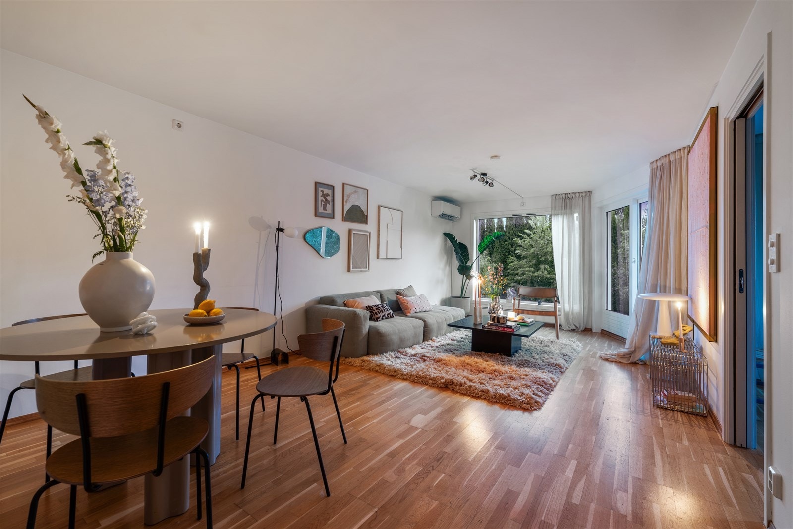 Her er det plass til både sofagruppe, mediebenk og skjermløsning. Galleribilde