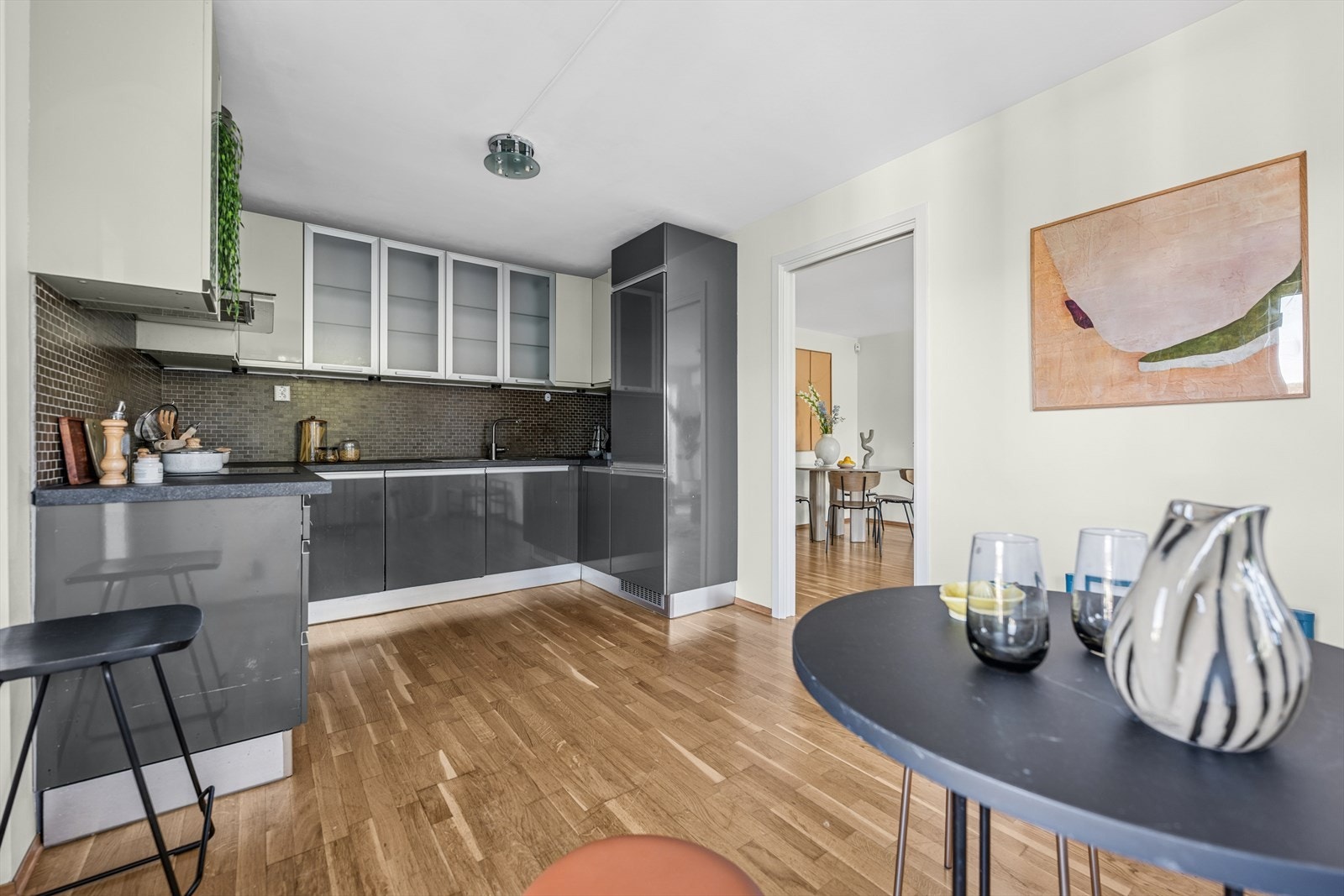 Kjøkken innredning består laminat benkeplate med skyllekum og ettgreps blandebatteri. Fliser over kjøkkenbenken. Belysning under overskap. Galleribilde