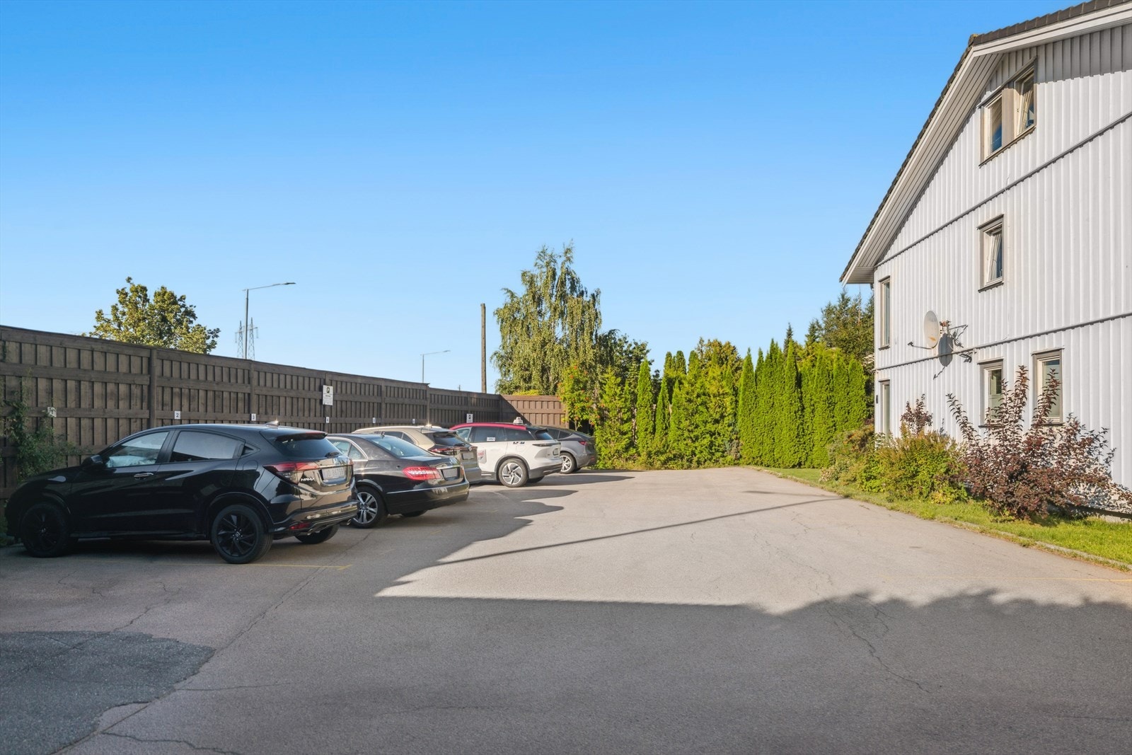 Leiligheten har tilhørende oppstillingsplass i bakgården. Galleribilde