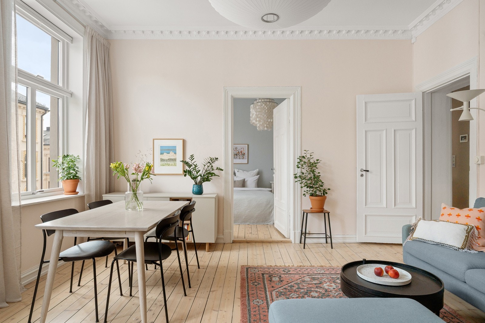 Her er det god plass til både sofagruppe og spiseplass Galleribilde