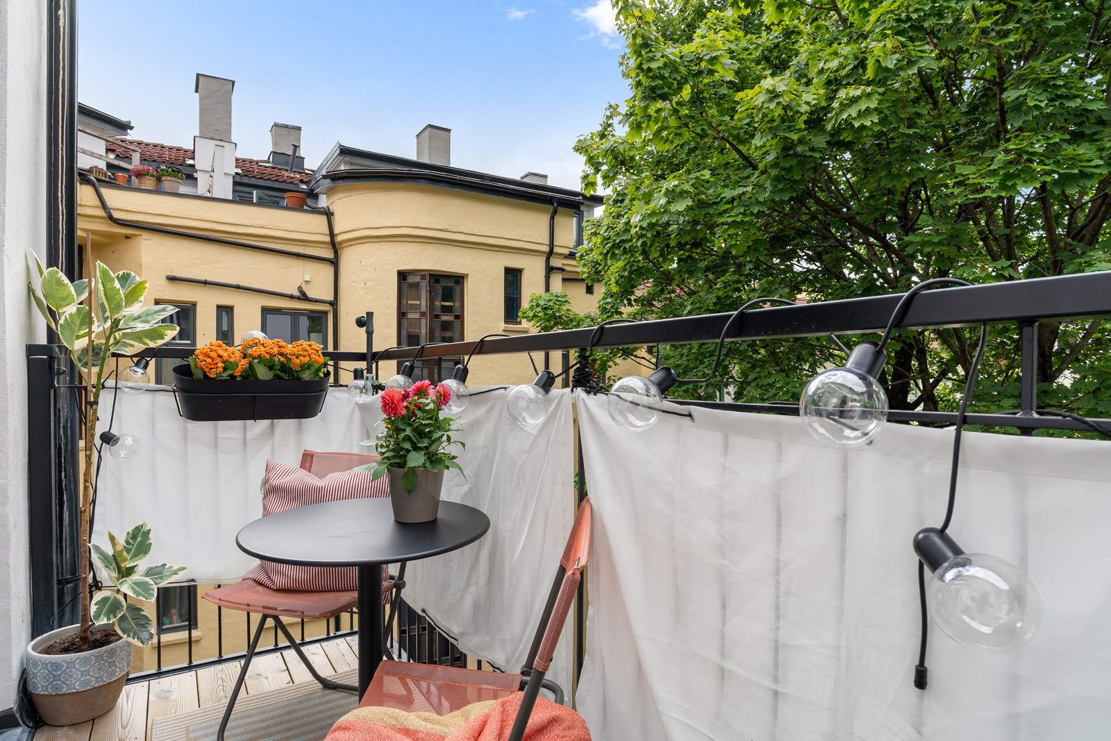 Balkong fra 2021 på ca. 4,2 kvm. Her kan man nyte lange sommerdager Galleribilde