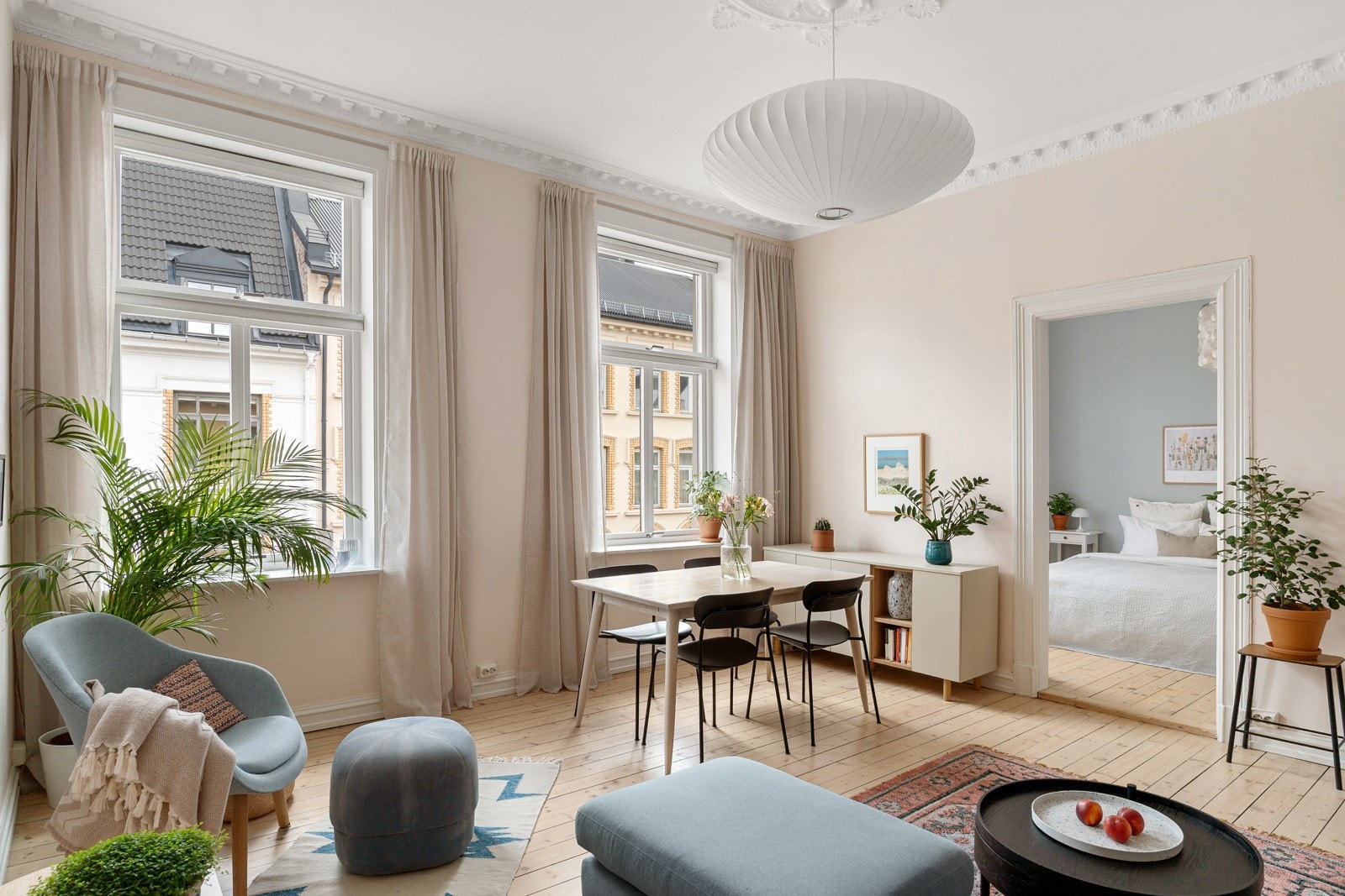 Klassisk stue med peisovn, stukkatur og rosett Galleribilde