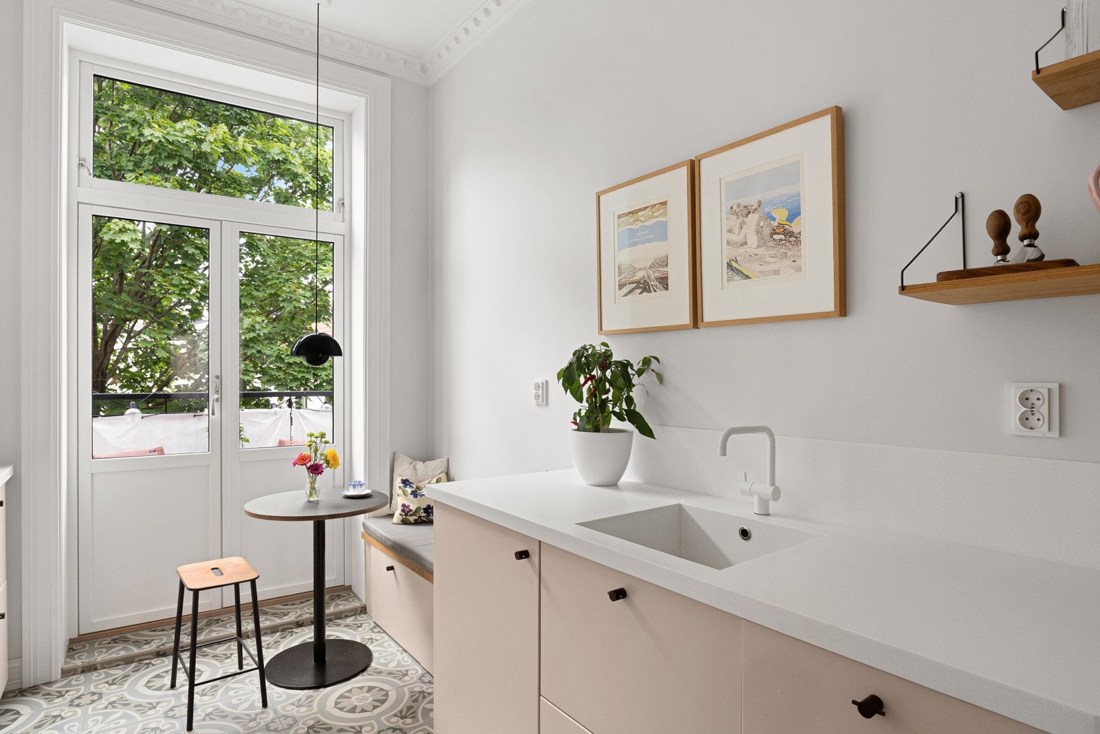 Lys benkeplate i akryl med heltstøpt vask og bunnplate i stål samt ett-greps armatur fra Vola i hvit Galleribilde