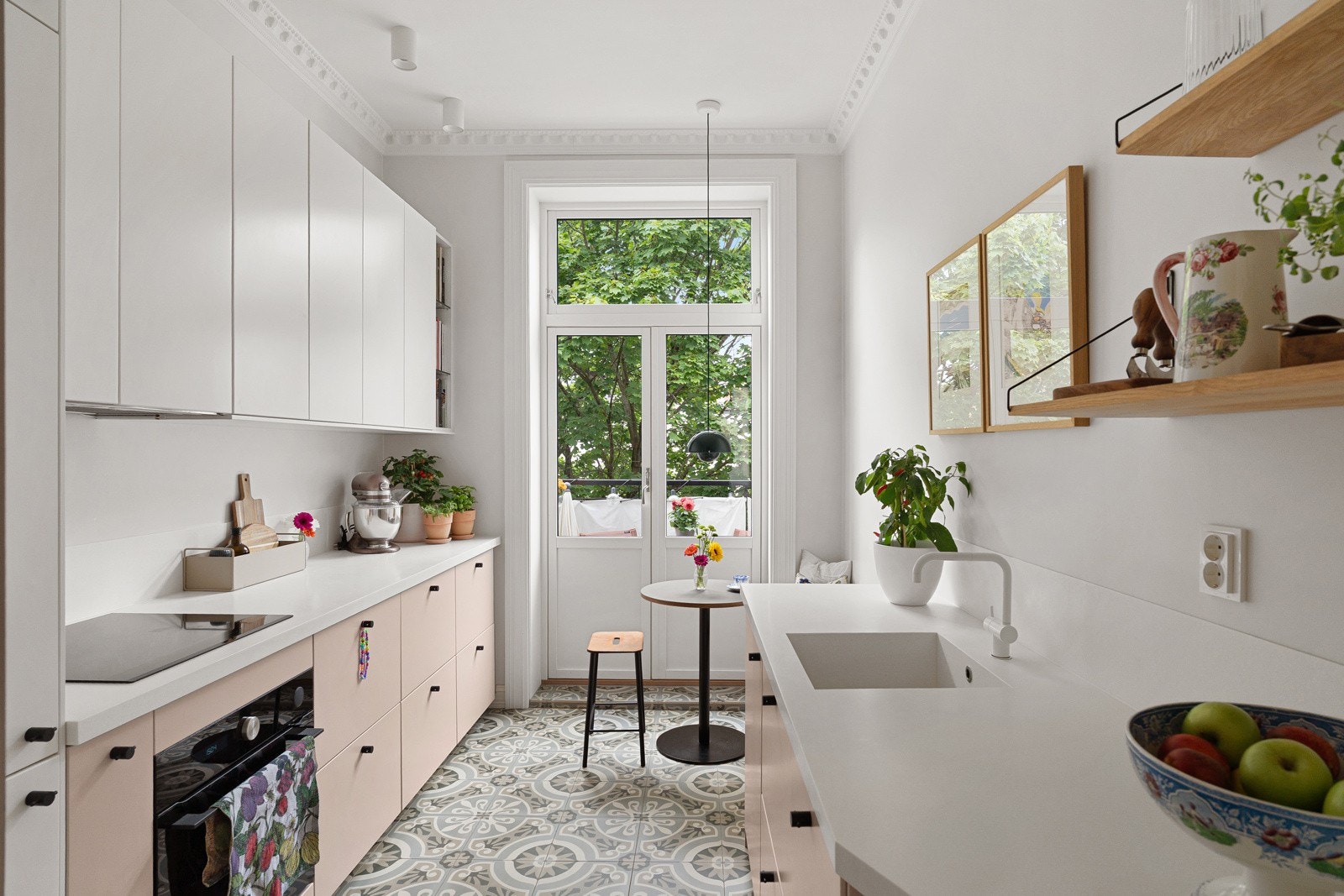 Lys og lekkert kjøkken fra 2021 med utgang til solrik balkong Galleribilde