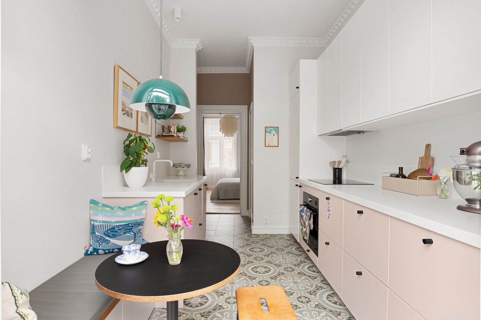 Integrerte hvitevarer som kjøl/frys fra Samsung, oppvaskmaskin, vaskemaskin, stekeovn m/damp, platetopp og avtrekksvifte fra Ikea Galleribilde