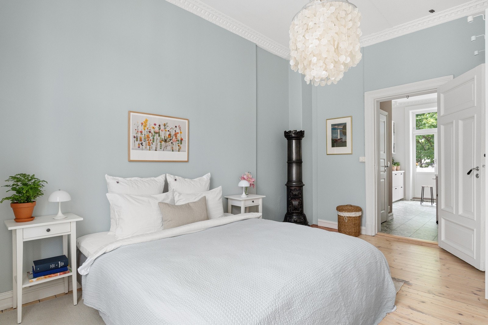 Originale heltregulv og malte slette veggflater samt nydelig stukkatur og rosett i himling. Takhøyden er målt til ca. 3,1 meter. Galleribilde